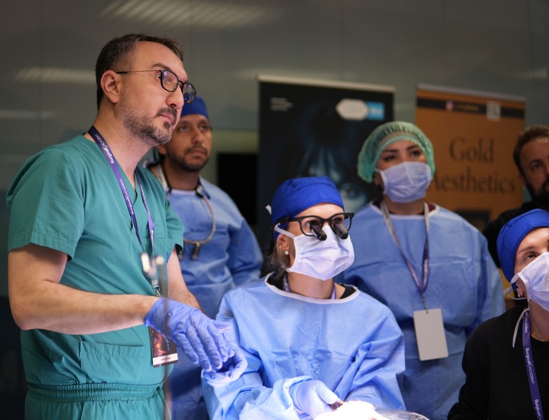 👩⚕️ Terugblik op congres in Istanbul: twee weken geleden alweer, maar de inspiratie zit nog vers in mijn hoofd.
Congressen als deze herinneren me eraan waarom ik dit graag doe. Niet alleen de technische verdieping: deep plane facelift, halslift, liplift, endoscopische voorhoofdslift, maar het gevoel dat ontstaat als expertise écht gedeeld wordt, zonder voorbehoud. De flow. De toewijding. De passie die je bij deze mensen voelt.
Voor mij persoonlijk voelt dit als een belangrijk hoofdstuk. Hoofd-hals chirurgie is altijd mijn grote passie geweest, en mijn leerproces rond faceliftchirurgie maakt grote stappen vooruit. Na al die jaren chirurgie merk ik dat vertrouwen niet vanzelf komt. Het groeit, met elke ervaring die je opdoet.
Dankbaar voor congressen als dit. En voor de collega's die kennis en mindset delen zonder filter. 😉
Klaar voor meer!
#facelift #deepplanefacelift #plastischechirurgie #gezichtschirurgie #istanbul #chirurg #limburg #vlaamsbrabant #puurkliniek