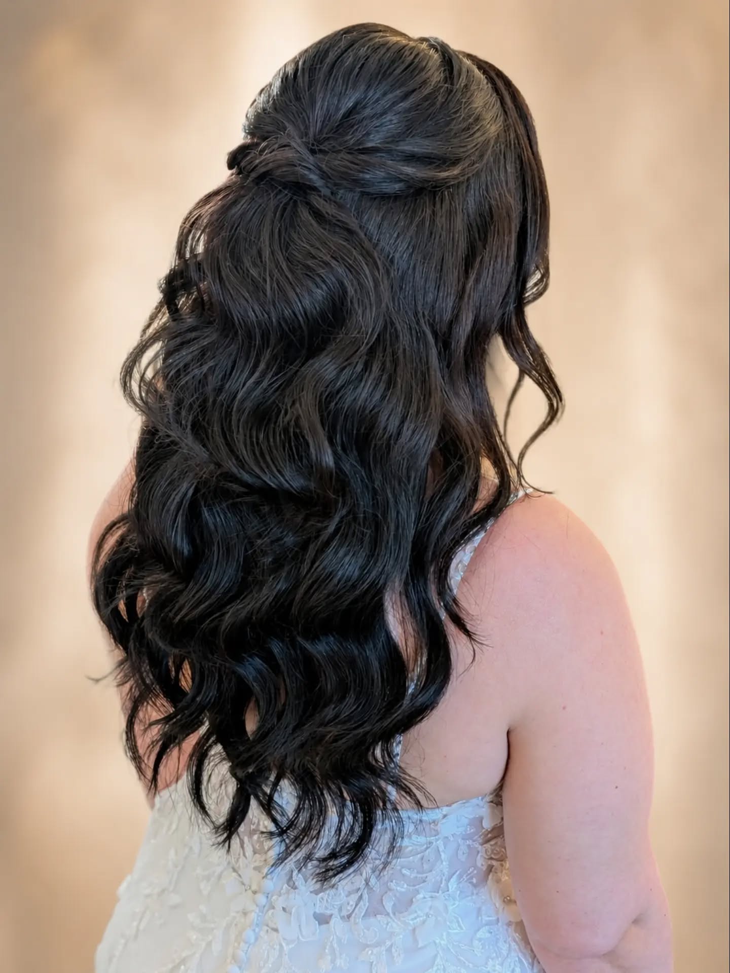 One thing I love most about bridal previews is getting to fine tune every detail ✨
Kelly loved her trial, but for wedding day we decided to soften the wave pattern a little more and build in extra volume for that dreamy, romantic feel.
The smallest adjustments can make all the difference when creating a look that feels completely *you* 🤍
#BrideHair #BridalStylist #WeddingMorning #LuxuryBridalHair