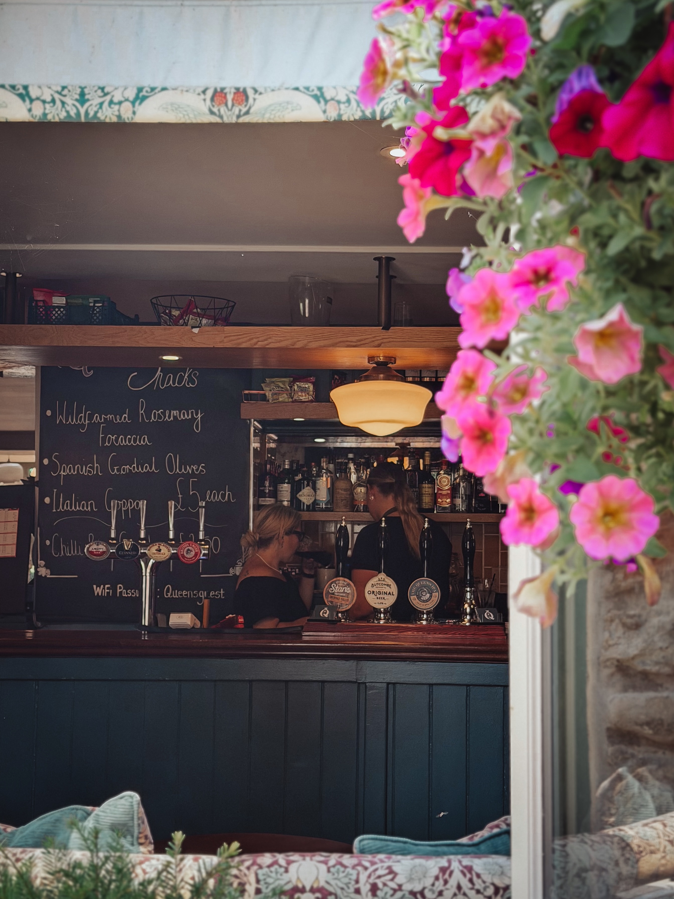 The sunshine continues… and so do our 5th birthday celebrations! 🥂
Kick things off with Friday Club from 4–7pm, with £4.50 pints and £4.50 house wines, then stick around for delicious dinner and live music from @station2stationmusic from 7pm. 🎶🍻
The perfect way to spend a sunny Friday evening!