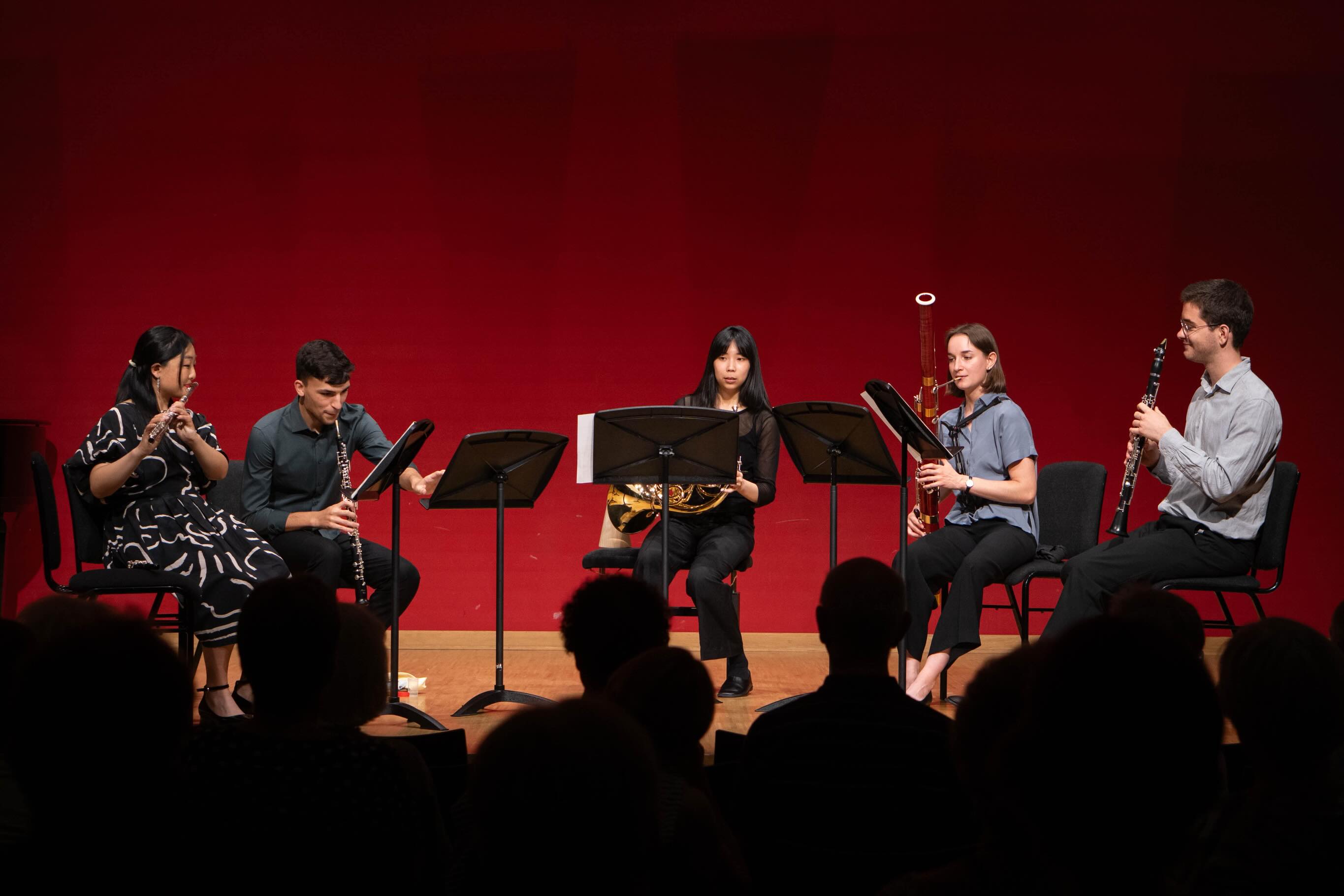 Some chamber music performances from last week with wind quintet and violin trio 🎶
Sommerquintett in ‘Con Spirito’ at the Anneliese Geske Musik-und Kulturhaus, Erftstadt with @afonsomarques.oboe @ying.wu____ @a_luise_d and Nikola Janjic (clarinet).
Martinu Trio in Kammermusikabend at @hfmt_koeln with @se0xin and Hanako Kubo (piano).
📸@minim.pictures
#windquintet #flutetrio #chambermusic #classicalmusicians #flautist