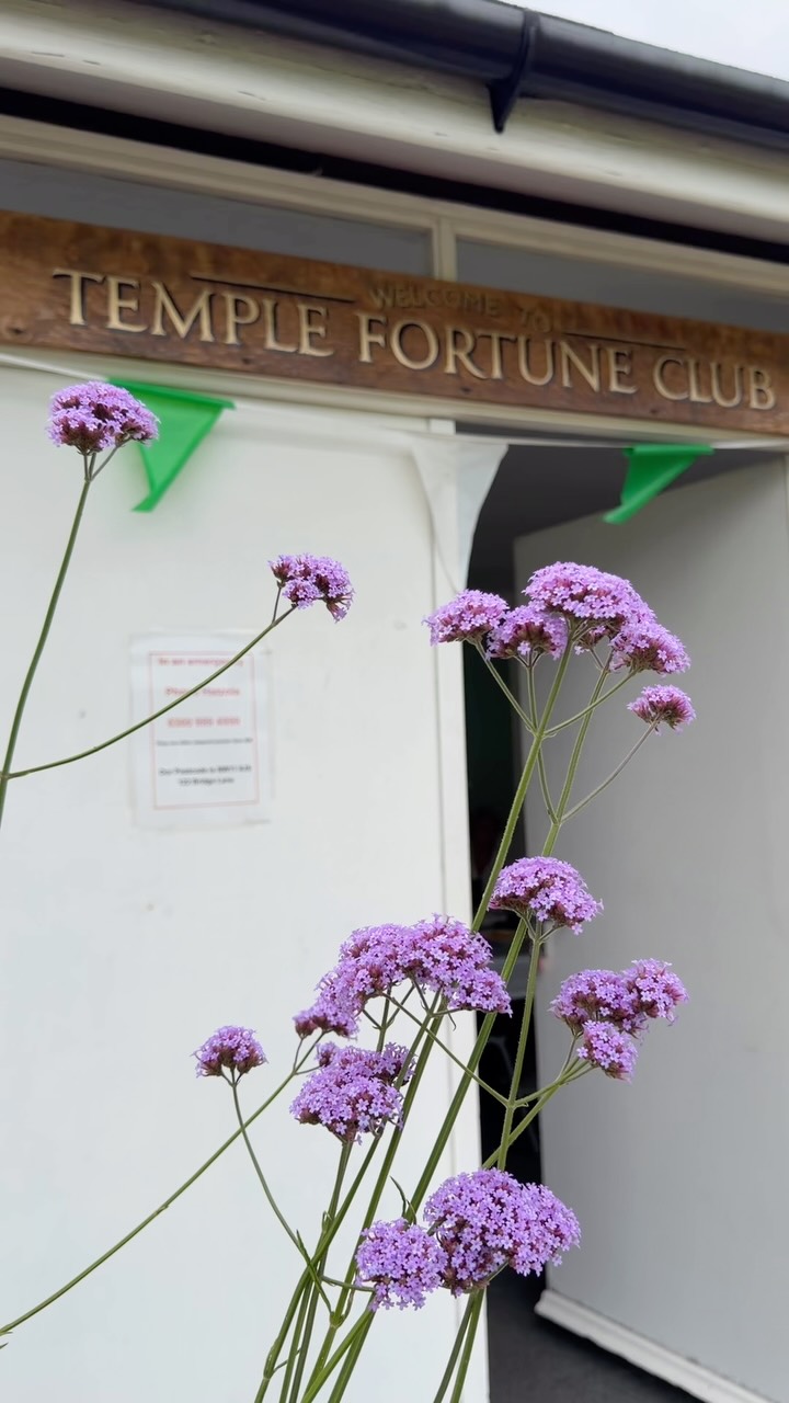It’s too darn hot! We played Temple Fortune Club today in 32•C but it’s the 38% humidity that really gets you 🥵. We played reduced number of ends, twelve instead of eighteen so we could have a ‘hydration break’, hot tea of course and homemade lemon drizzle cake. Fortune favoured Temple Fortune 27:37. See you for the return match in August.
#lawnbowlsforlife #parliamenthillbowlsclub #thatshowweroll #fortunefavorsthebrave