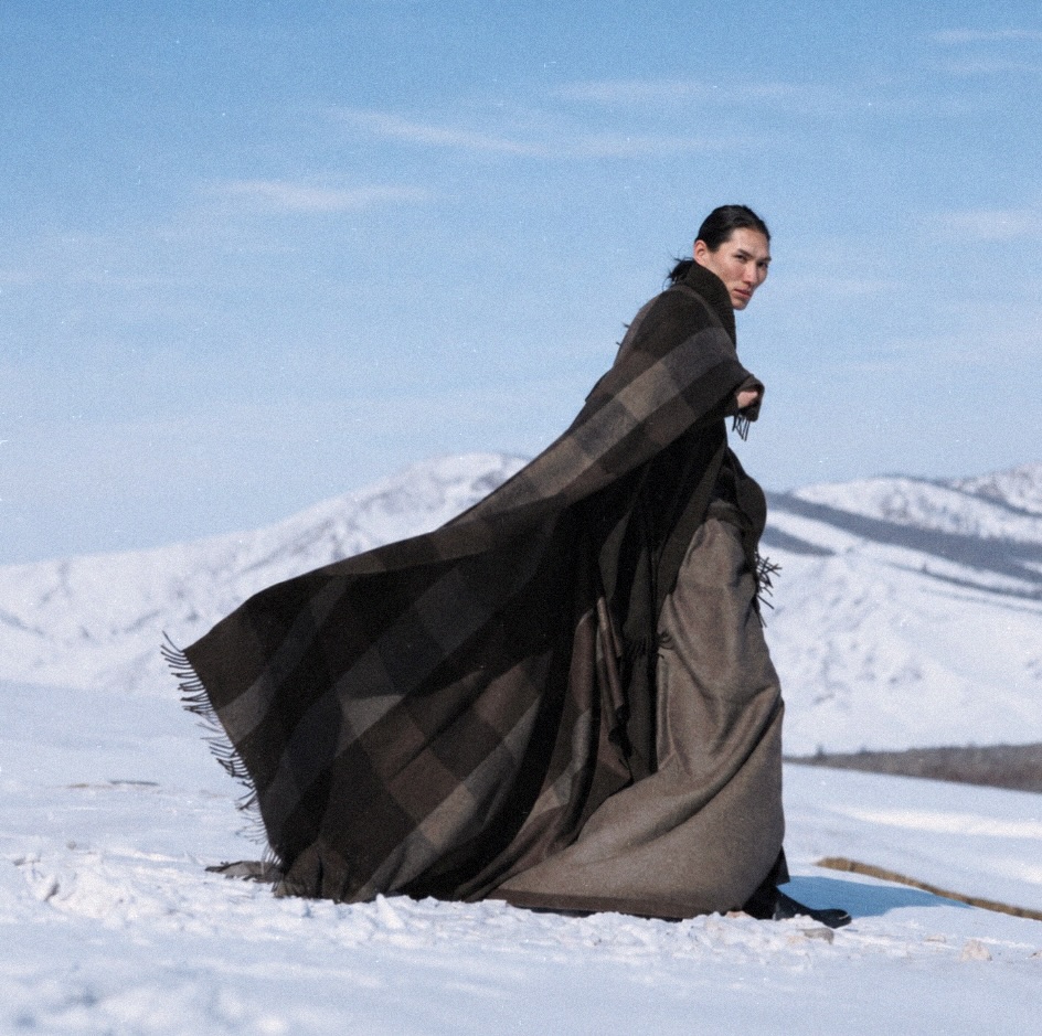 Le vent n’emporte rien. Il révèle.
Dans les steppes de Mongolie, notre plaid à carreaux ´Terre’ devient mouvement.
Tissé en fibre de yack non teinte, il porte les nuances que la nature a déjà choisies : brun profond, gris minéral, ombre et lumière.
Une pièce à envelopper, à transmettre, à garder longtemps.
Avec @tbayrt
❄️ Mongolie
#TergelYakshmere #YakWool #QuietLuxury #Mongolia #SlowFashion