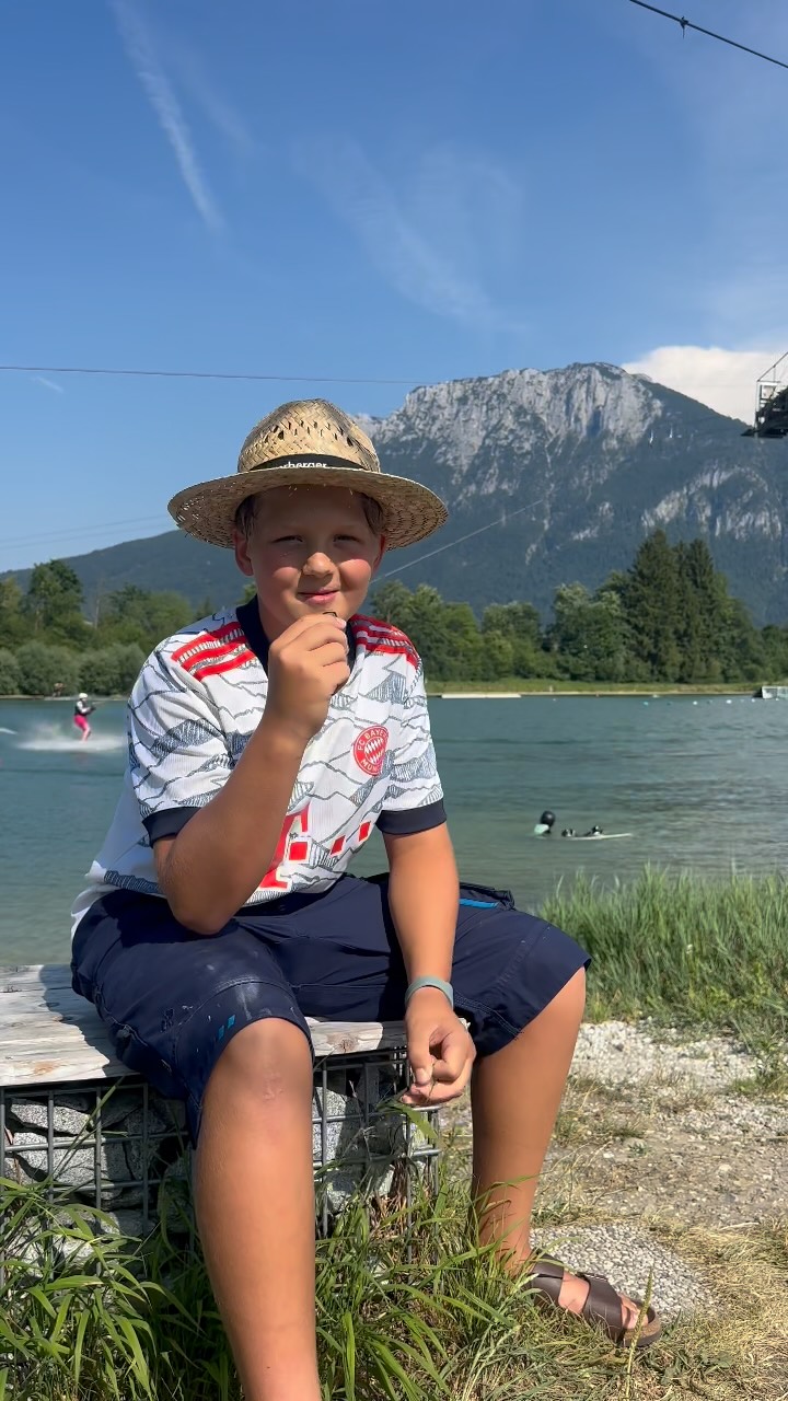 Servus ☀️
Heute zeigt euch Marinus, warum der See sein absolutes Lieblingsplatzerl ist.
Wer versteht alles, was er sagt? 👀👇
#wakeparkkiefersfelden #wasserski #wakeboard #lieblingsort