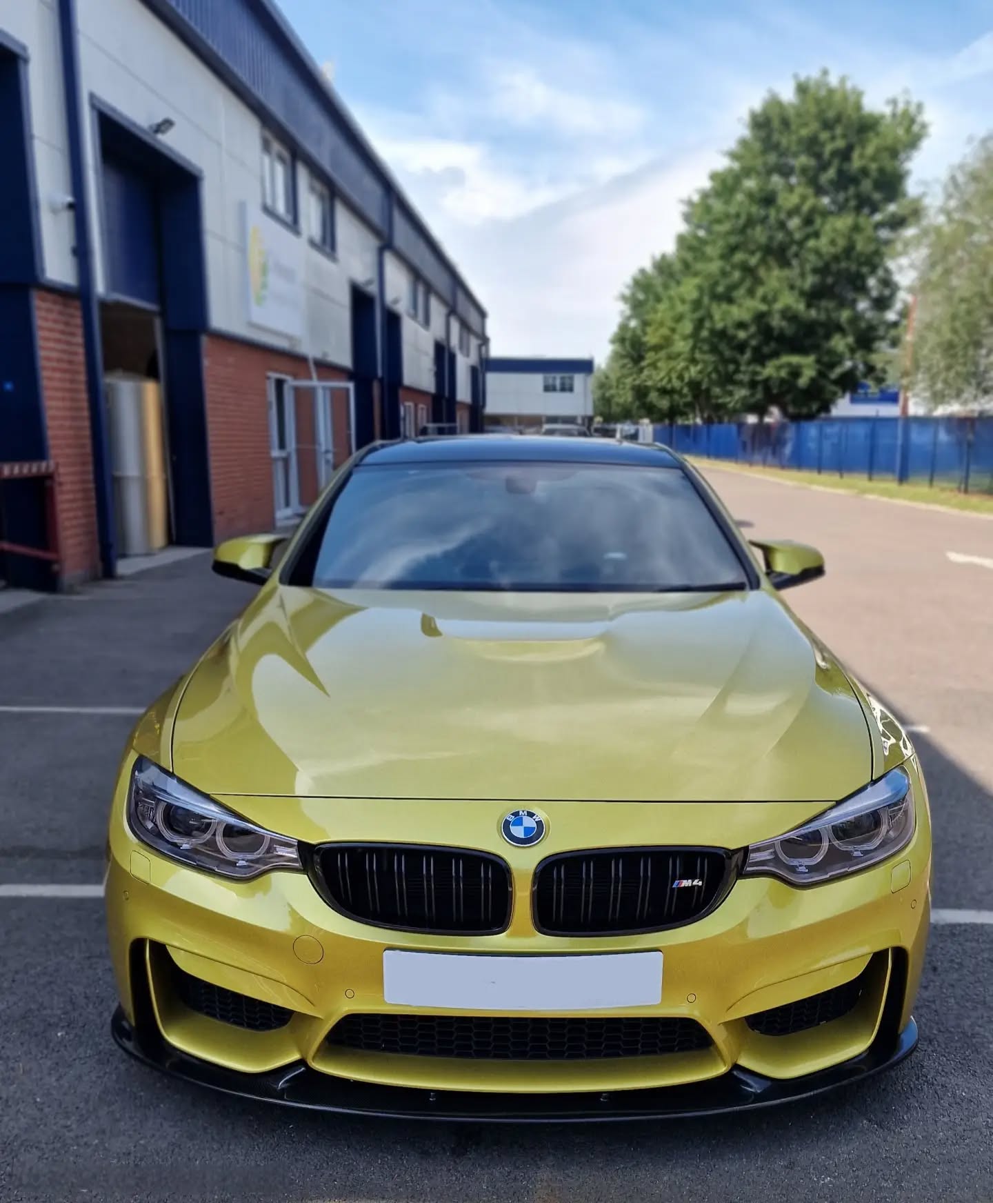 Beautiful BMW M4 was booked in for a extensive clean, as the car had been parked up and collected alot of dirt including 🐦 💩 every part of the car was thoroughly cleaned making sure it was fresh for hand over.
Diamond cut wheels refurbished by @bedfordalloyandbodyworks 💎