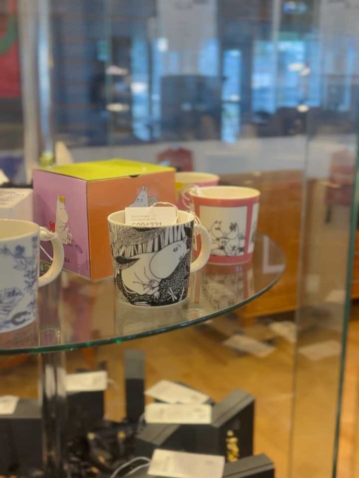 Här kommer några fler härliga Mumin. Muggar och skulpturer. Har du bestämt vilken/ vilka ska du bjuda på?😍
Temaauktionen avslutas idag från kl. 17.00 🌸 Missa inte chansen, dela till eller tagga gärna någon i inlägget som du tror vill delta i auktionen.
Länk i bio.
#mumin #moomin #auction #auktion #norrlands #preloved #arabia #tovejansson #toveslotte #fazer #umeå #finland #arabia #auctionet #moominjapan #moominvalley