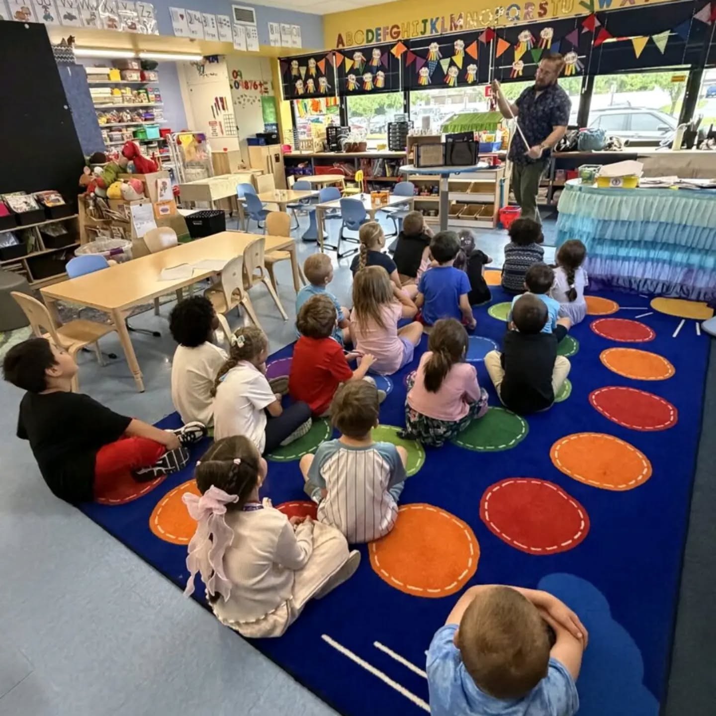 Pretty busy week. Did one of my most high-risk shows for my daughter's kindergarten class. I was also able to perform at @candacespblc . Amazing time at both! Reach out to find out how to have your own magic show or when to see me or and about!
#wheelmagic #Entertainment #MagicOfChrisWheel #Magic