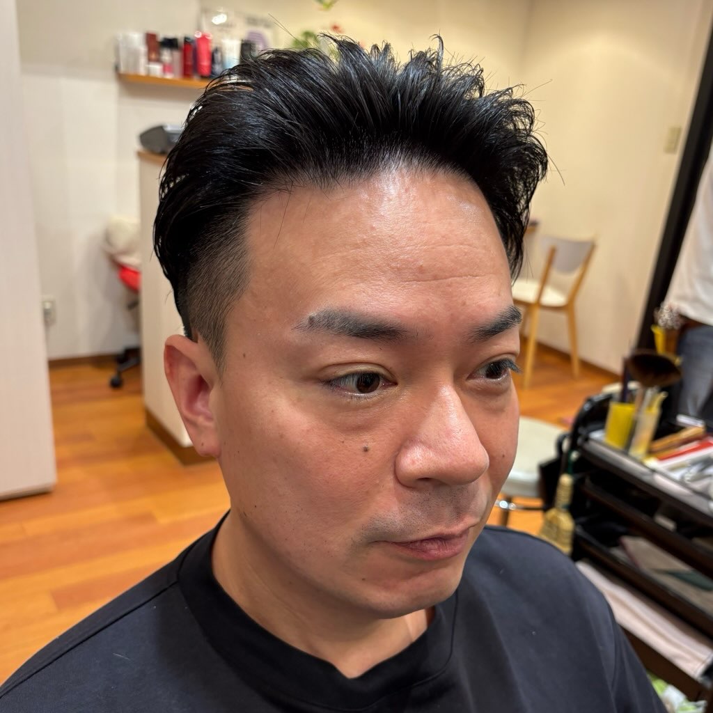 
Fleekです💇♂️①
皆様いつもご来店ありがとうございます。 そして、本日は台風により雨風の強いなかお越しくださりありがとうございますm(_ _)m
梅雨があけると夏本番の季節となります。
暑さによる汗、紫外線による頭皮、髪やお肌への負担が気になる時期ですね。
夏の強い日差しで乾燥しやすい頭皮や髪には、いつものケアに少しのいたわりを。
また、エステやシェービングでは、肌を整えながら夏のお肌を健やかに保つお手伝いをさせていただきます。
これから暑い日が続きますので、どうぞ体調にお気をつけてお過ごしください。
皆様の夏のひとときが心地よい時間になりますよう、Fleekスタッフ一同、心を込めてお迎えいたします。
7月も皆様にお会いできることを楽しみにしております😊
【men'sカット】
①サイドは高めの2ブロック
グリース仕上げ!男前が際立ちます!
【Fleek 】
#フリーク
Hair Lounge
Lady's Esthe & Shaving &Bridal&Cosmetics
Instagram &Facebookの投稿が遅くなり月末、月初にまとめてアップすることがございますm(_ _)m
皆様ご登録をお願いいたします🍀
Instagram
https://www.instagram.com/fleekonfleek.20.1.23/
Facebook
https://www.facebook.com/profile.php?id=100048643784219
✨ホームページへは会員カードのQRコードより読取していただけると簡単につながります。✨
↓ホームページ
https://fleek-salon.com
ご予約は
お電話(営業時間外・休業日を除く)、
ホームページよりお問い合わせメール、 Instagram、
Facebook
web予約はレディースの方のみ受付しております。web上で予約が入らない場合はお電話にて調整可能な日、お時間もありますのでお電話くださいませ。(お名前はフルネームと会員の方は「来店有り」にてご予約をお願いいたします。)
【定休日の際のご予約はホームページお問い合わせ、Facebookメッセージ、Instagramメッセージより受付ております。】
fleek 床屋 #新浦安理容室 #浦安理容室 新浦安フリーク 浦安フリーク 新浦安エステ #浦安エステ 新浦安シェービング #浦安シェービング 浦安ブライダル
お顔剃り
浦安ブライダルエステ
エイジングケア 毛穴ケア
メンズエステ 浦安 新浦安
ヘッドスパ 床屋 育毛剤 髪質改善
育毛シャンプー 発毛 育毛 美容
理容室
エステサロン
眉毛サロン
毛穴 の黒ずみ
基礎化粧品
ニキビケア
成人式シェービング
着物シェービング
袴シェービング
ブライダルシェービング
ブライダルエステ
ハーブピーリング
個室サロン
ブライダル
癒し
赤ちゃん筆
良きご縁に感謝
戦争のない世界を
一日も早い終戦を