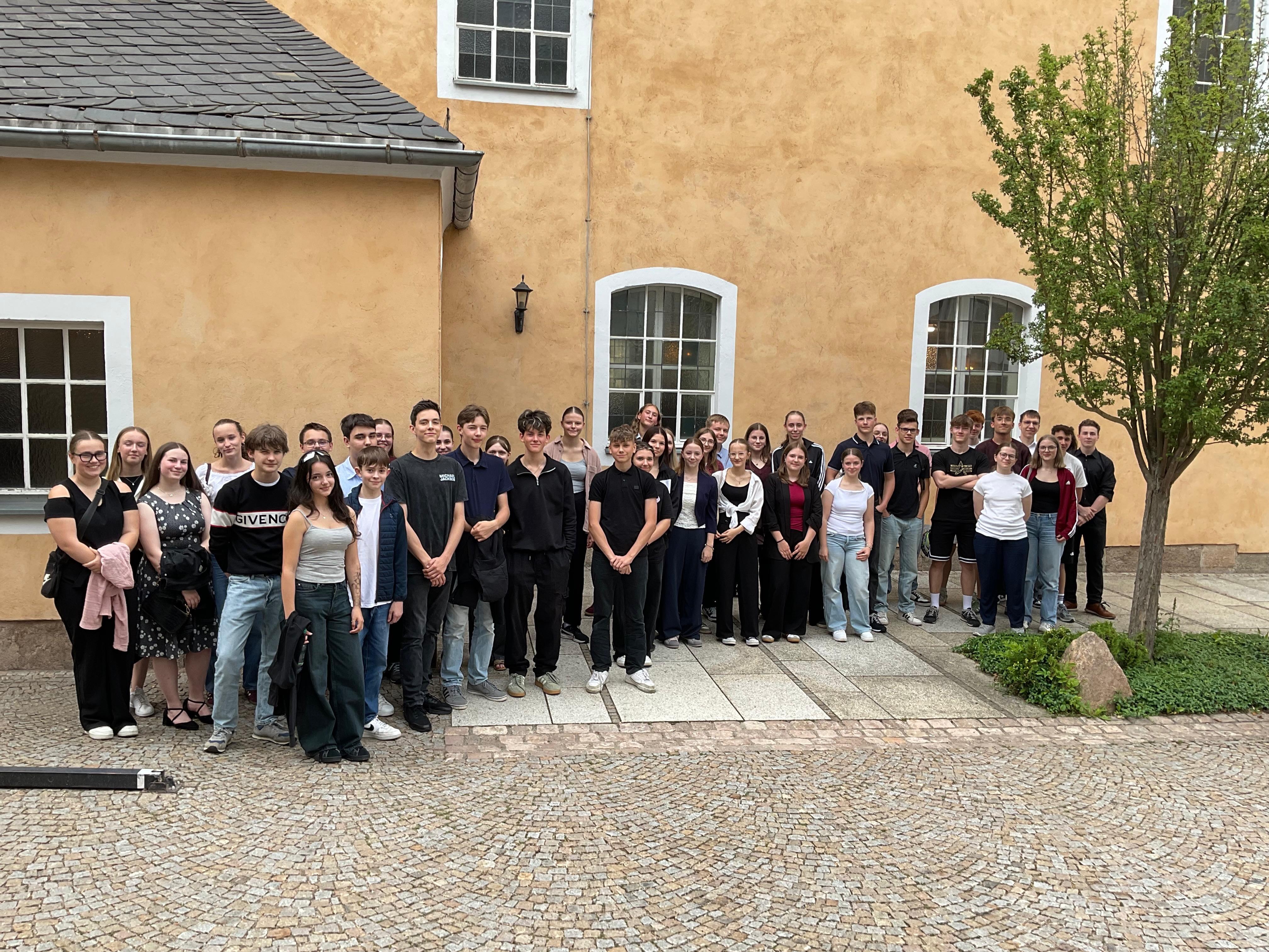 Schülerinnen und Schüler der Jahrgangsstufen 8 und 11 konnten beim Konzert des Robert-Schumann-Konservatoriums in der St. Margarethen Kirche Kirchberg die Klänge eines Jugendsinfonieorchesters einmal außerhalb des Musikunterrichts erleben! Danke @rsk_zwickau für das abwechslungsreiche Konzert und die beeindruckenden Solistinnen!
Nächstes Jahr kommen wir wieder 🎻🎶
#konzert #musik #graupnergym