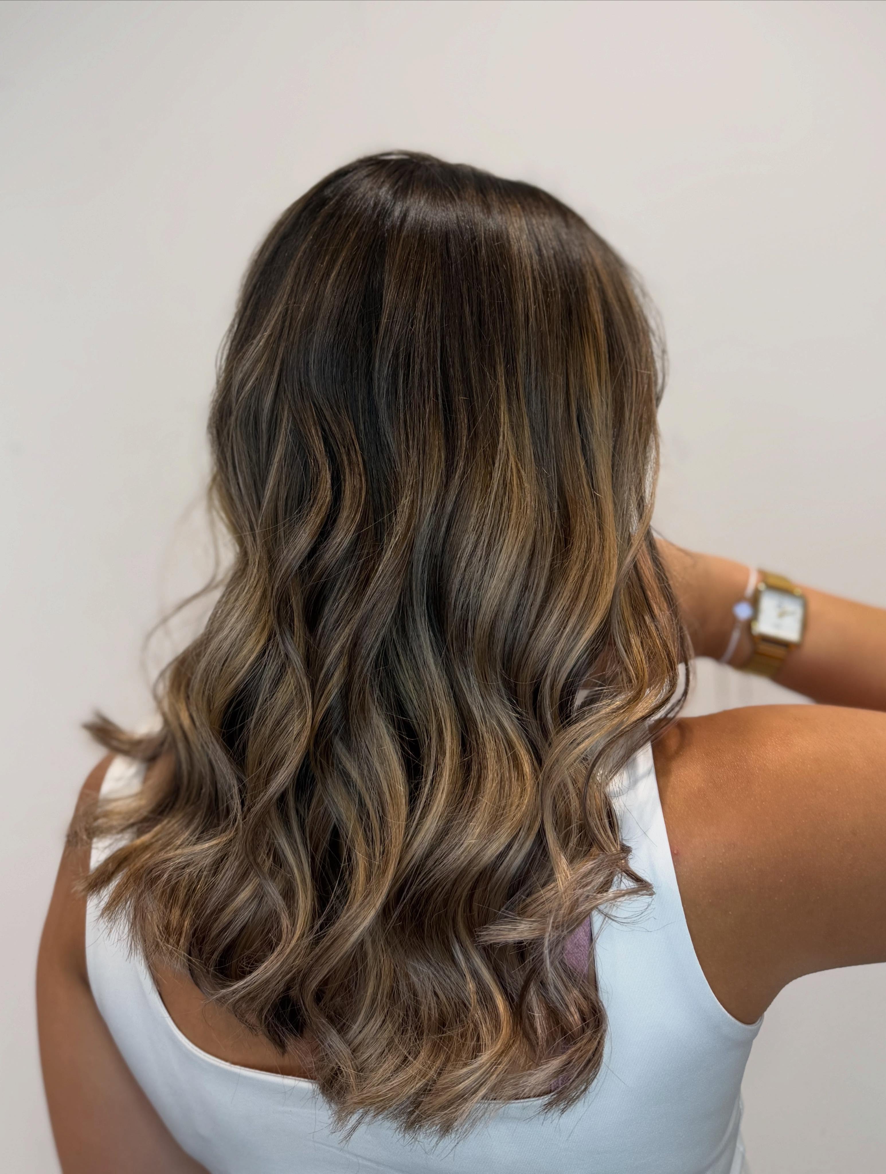 Une transformation lumineuse qui fait toute la différence 😍
👉 Prête à illuminer vos cheveux ? Réservez votre rendez-vous dès maintenant 💇♀️✨
💇🏼♀️Par Martha
📍Shopping Center Massen @massenshopping
#balayage #luxembourg #salondecoiffure