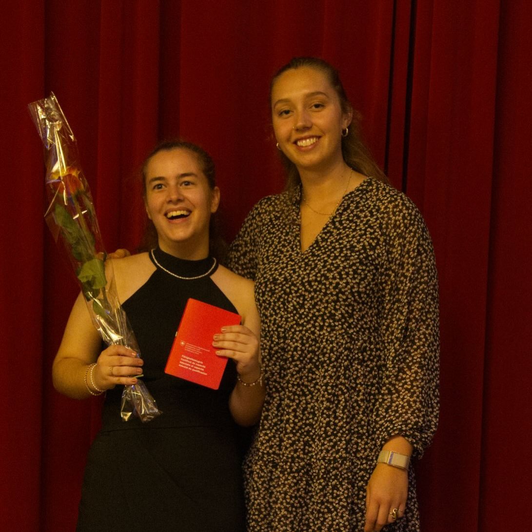 Wir haben allen Grund zum Feiern! Mit grosser Freude und riesigem Stolz gratulieren wir unserer Fabienne Villiger ganz herzlich zur bestandenen Lehrabschlussprüfung als Tiermedizinische Praxisassistentin EFZ! 🎓❤️
Drei Jahre voller Fleiss und vollem Einsatz für unsere tierischen Patienten liegen hinter Dir. Du hast diese Zeit mit Bravour und ganz viel Herzblut gemeistert.
Das Beste daran? Fabienne bleibt uns auch nach der Lehre als feste Stütze im Team @tierarztpraxis_rothenburg erhalten! 🥳 Wir freuen uns riesig auf die weitere gemeinsame Zeit, viele spannende Fälle und glückliche Fellnasen mit Dir.
#tpa #lehrabschluss #proud #praxisteam #tiermedizinischepraxisassistentin