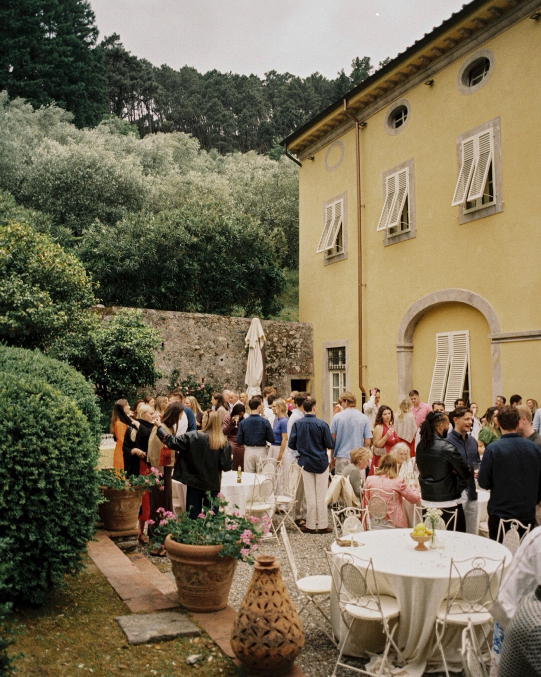 Gabriela and George, The welcome party.
@cosellicollectionvillas @gabrielaamorelli