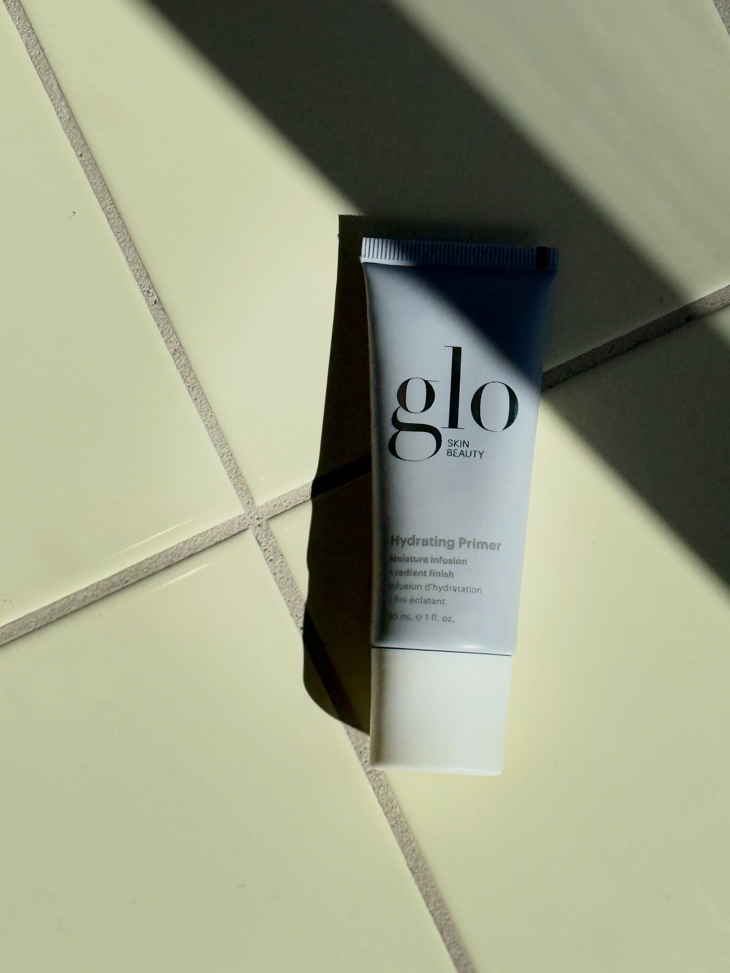 💦 4 LÆSKENDE PRODUKTER TIL DIN SOMMER
GLO SKIN HYDRATING PRIMER ✨
En multitasking makeup-hudpleje-hybrid, der giver en strålende dugfrisk finish, som er perfekt til træt, kedelig eller tør sommerhud, der trænger til et opfriskende boost.
Den er let og nem at påføre og skaber en fugtet, glattere overflade under din make-up, der gør det muligt at påføre foundation og concealer jævnt uden at klistre eller tværes ud, og som bliver på plads længere.
PRIS: 389kr
NEROLI SOOTHING FLORAL WATER FRA HERBAL SALVATION ✨
Neroli fugter, blødgør og forfrisker din sommerhud! Lækker læskende at påføre, og dens ingredienser har traditionelt også været anvendt for sin beroligende effekt på sindet. Brug den efter afrensning som en skintonic eller bare i løbet af dagen som en dejlig forfriskning til ansigtet.
PRIS: 195kr
GLOW SERUM FRA NADILAKAI ✨
Denne serum består udelukkende af hyper potente ingredienser, og indeholder hverken vand, glycerin, alkohol eller andet fyld. Den er skabt af nogle af verdens mest potente ingredienser inden for hudpleje, der bare har til formål at fylde din hud op med alt det gode til sommervejret! Sprængfyldt med antioxidanter og vitaminer som beskytter din hud, tilføjer den glød og elasticitet.
PRIS: 550kr
SUN PROTECTION SPF30 FRA YROLÍ ✨
Sun Protection er parfumefri og AllergyCertified og udviklet med fokus på høj tolerance, også til sensitiv hud. Velegnet til hele familien. Et bevidst valg, når solbeskyttelse skal kunne bruges dagligt og konsekvent. Dette vidunder er både vandafvisende, parfumefri og forebygger pigmentering.
PRIS: 365kr
Kig forbi Valby Langgade 30a, og shop dine sommerfavoritter!
.. og ellers er vores webshop åben 24/7 😍
#lajoliedk #heledig