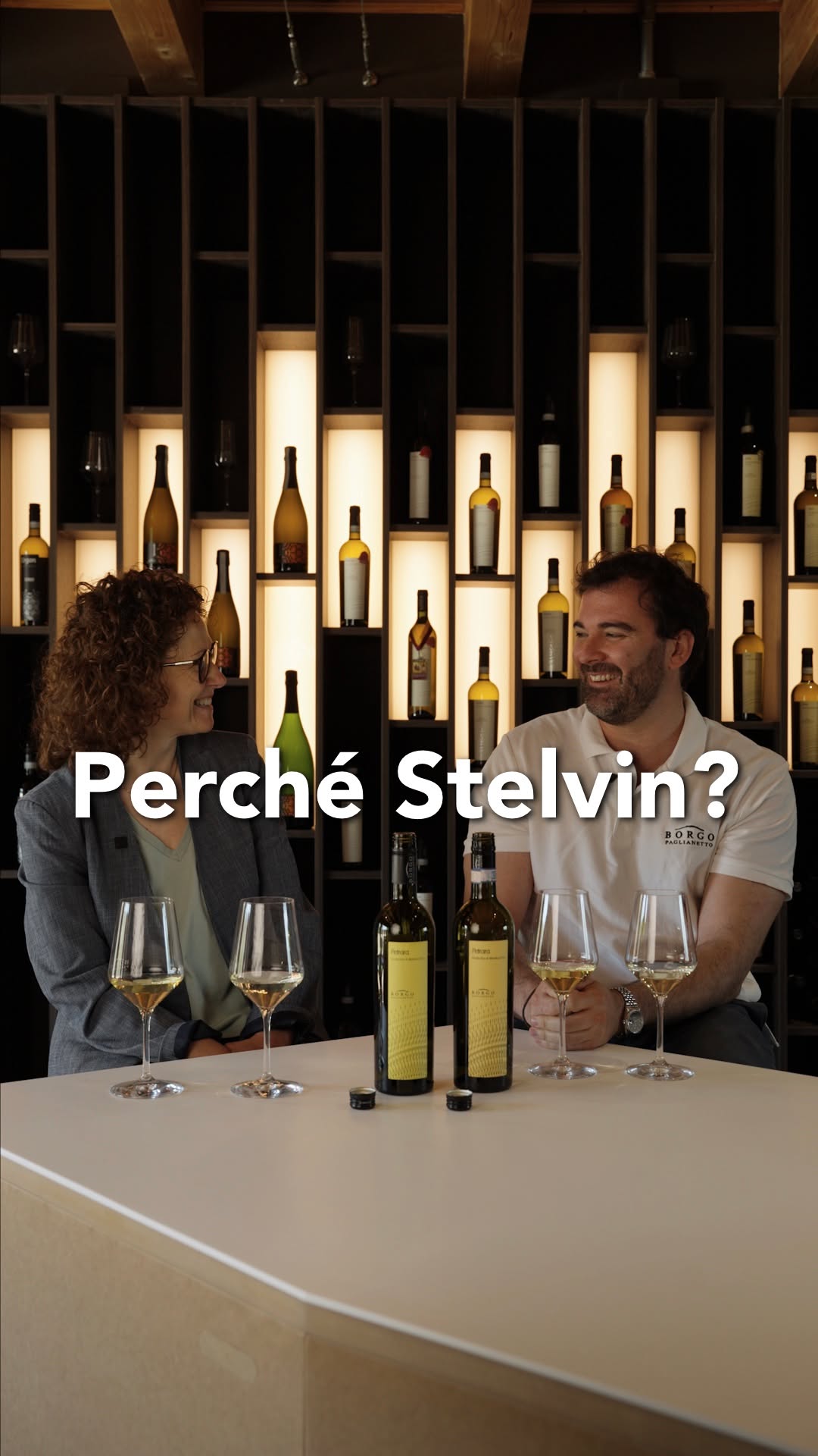 Tappo a vite e grandi vini: il pregiudizio esiste ancora?
Quando una bottiglia con chiusura Stelvin arriva al tavolo, la domanda è spesso la stessa:
"Cosa ne pensa?"
Abbiamo rivolto questa domanda a Silvia Tassi, Head Sommelier della Madonnina del Pescatore, per raccogliere il punto di vista di chi ogni giorno accompagna gli ospiti nella scoperta del vino.
Un confronto che parla di esperienza, evoluzione culturale e soprattutto di ciò che conta davvero: quello che troviamo nel calice.
Screw cap and fine wines: does the prejudice still exist?
When a bottle sealed with a Stelvin closure arrives at the table, the question is often the same:
“What do you think about it?”
We put this question to Silvia Tassi, Head Sommelier at Madonnina del Pescatore, to gather the perspective of someone who guides guests through the world of wine every day.
A conversation about experience, changing perceptions, and, above all, what truly matters: what’s in the glass.
#PerchéStelvin #BorgoPaglianetto #WineCulture #Sommelier #Stelvin #Verdicchiodimatelica #WineExperience
