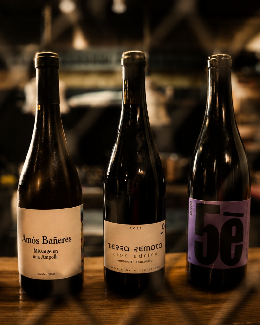 La bodega de un restaurante habla tanto de él como su cocina. La nuestra está construida a base de curiosidad, territorio y botellas con personalidad propia.
Carrer del Cometa, 5, Ciutat Vella, 08002 Barcelona.