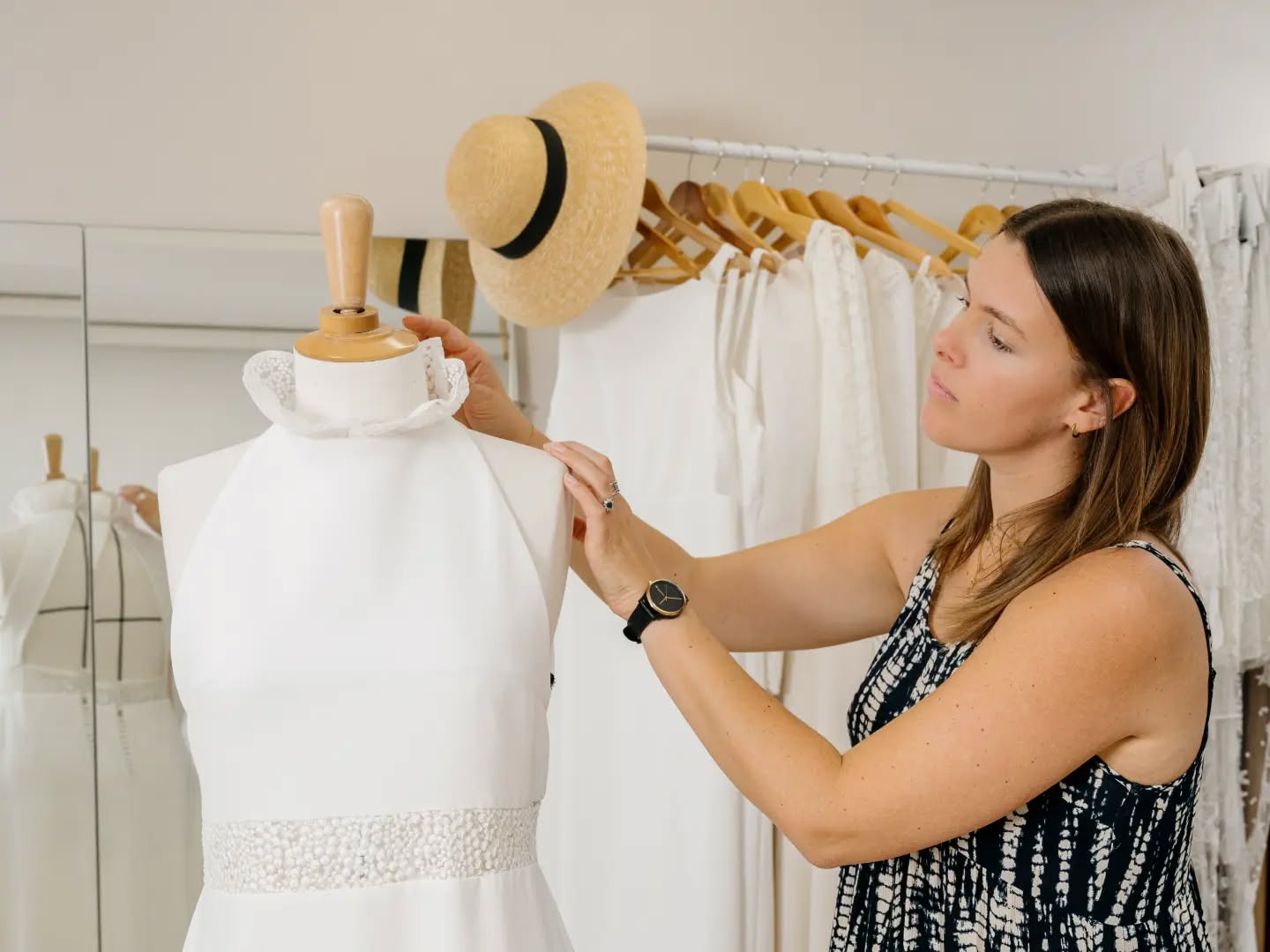 Petit coucou
Moi c'est Camille créatrice de vos robes de mariée depuis maintenant 6 ans !
J'aime les belles coupes, la dentelle et passer du temps avec vous à écouter toutes vos idées et vos envies pour vos robes et votre mariage.
J'aime le soleil, prendre l'apéro avec mes copines, papoter avec ma maman qui tient le magasin attenant à l'atelier et regarder des séries que j'ai déjà vu mille fois en faisant de la couture.
Venez me rencontrer pour qu'on fasse connaissance et qu'on crée ensemble votre robe de mariée unique qui vous ressemble 🤍
Photo @delphine_depledt