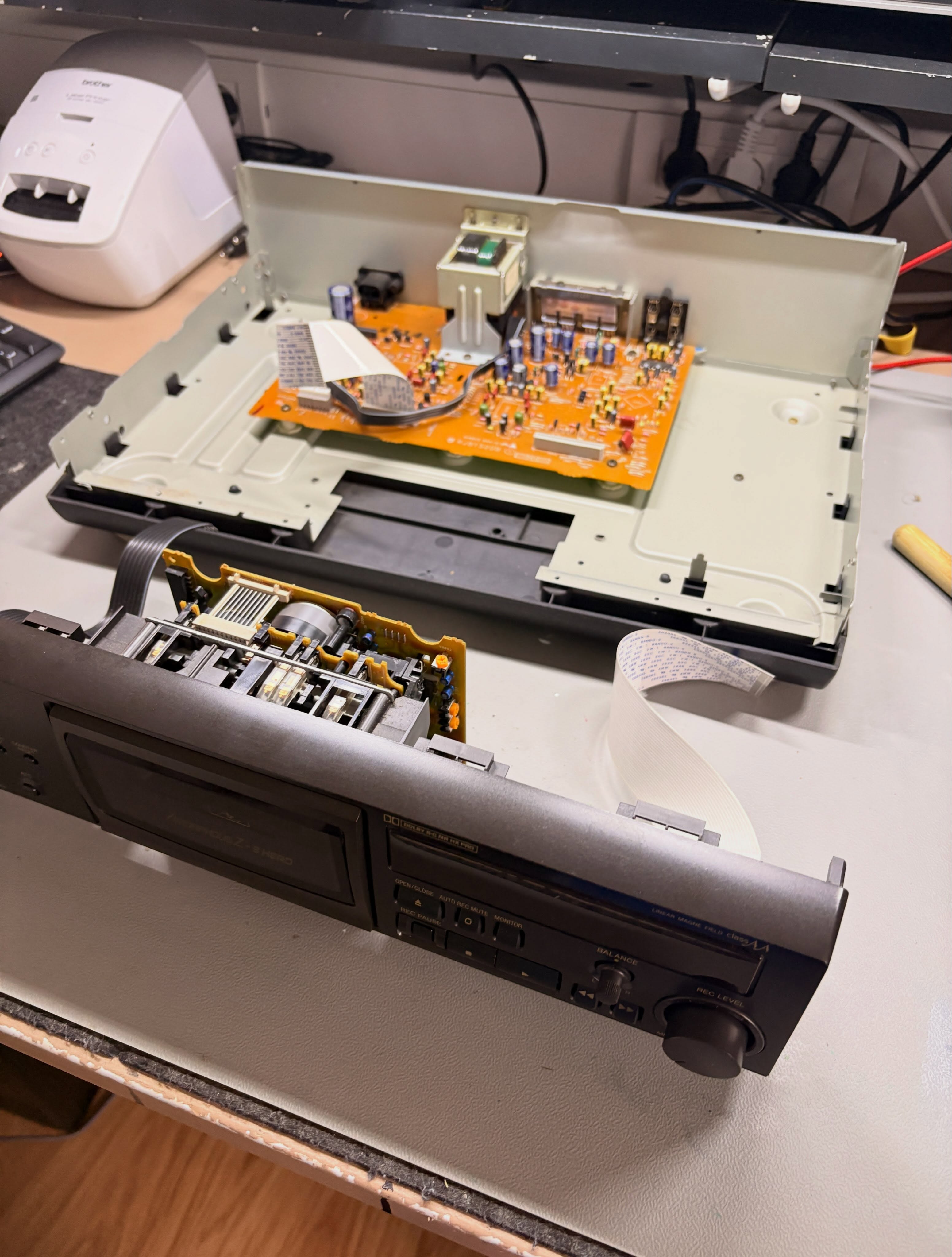 TECHNICS RS-AZ6… Laufwerksreparatur in 10 Schritten. Es ist ziemlicher Aufwand um den Capstan-Riemen und das Loading Gear zu wechseln. Aber Patient ist auf dem Weg der Genesung. 😎
#vintageaudiomd #vintageaudio #vintageaudiorepair #vintagehifi #technics