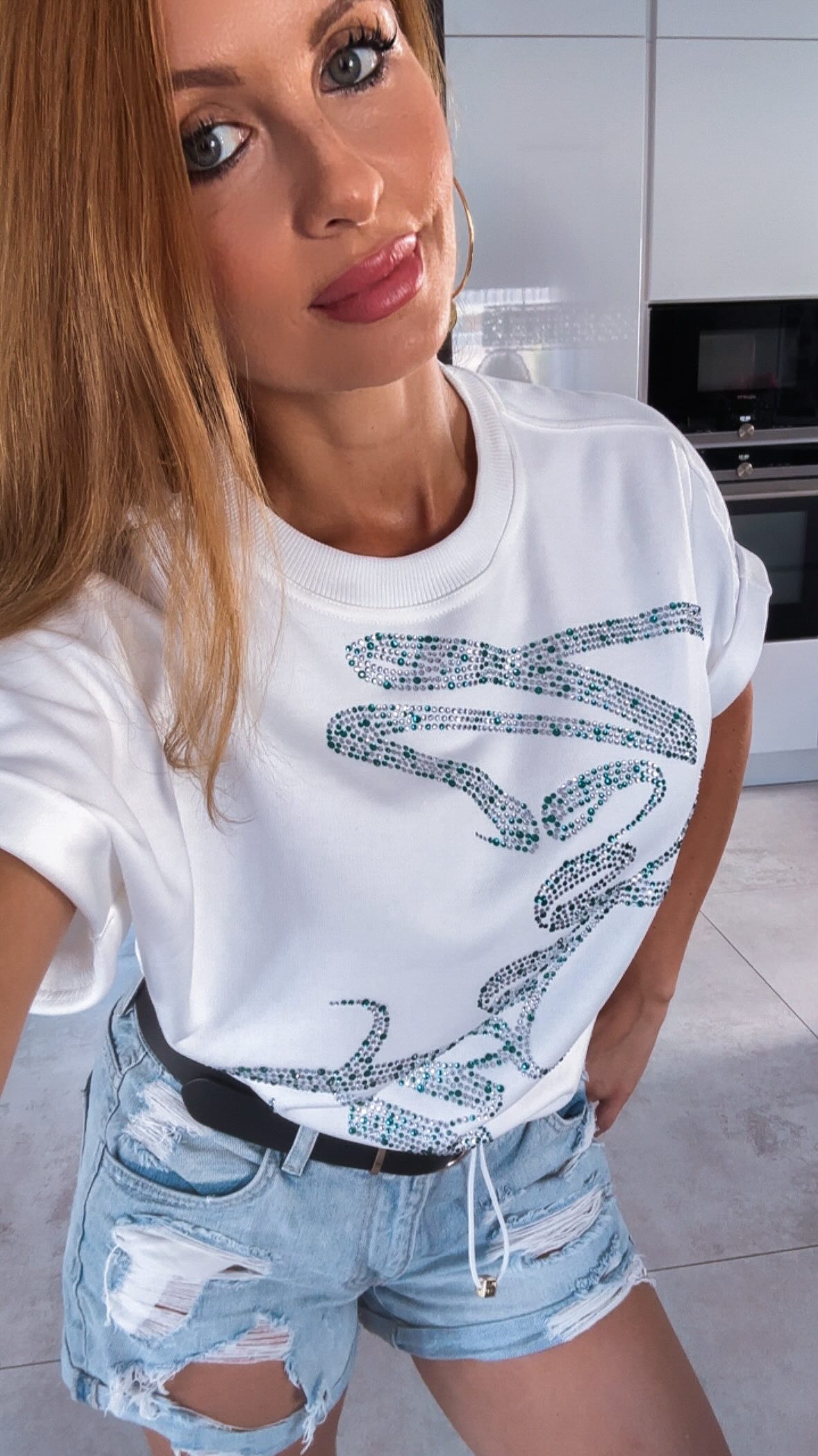 Ich wusste sofort: Das Shirt bleibt. 🤍
Es gibt Teile, die zieht man einmal an und möchte sie gar nicht mehr ausziehen. Genau so ging es mir mit diesem Shirt. Die Steine geben ihm das gewisse Etwas – und mit Jeansshorts sieht es einfach wunderschön aus. ✨
#neglancefashion #shirtliebe #sommerlook #outfitideen #femininestyle