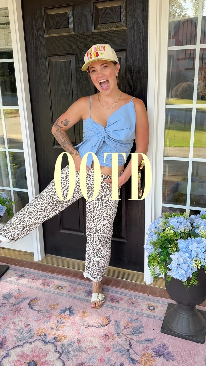 I am absolutely loving this #OOTD! 🤍✨ The way all of the colors come together creates such a fun, effortless look that’s perfect for summer. Sometimes it’s the little details and color combinations that make an outfit feel extra special.
Which piece is your favorite? 💕
#funstyle #makefashionfunagain #styleinspo