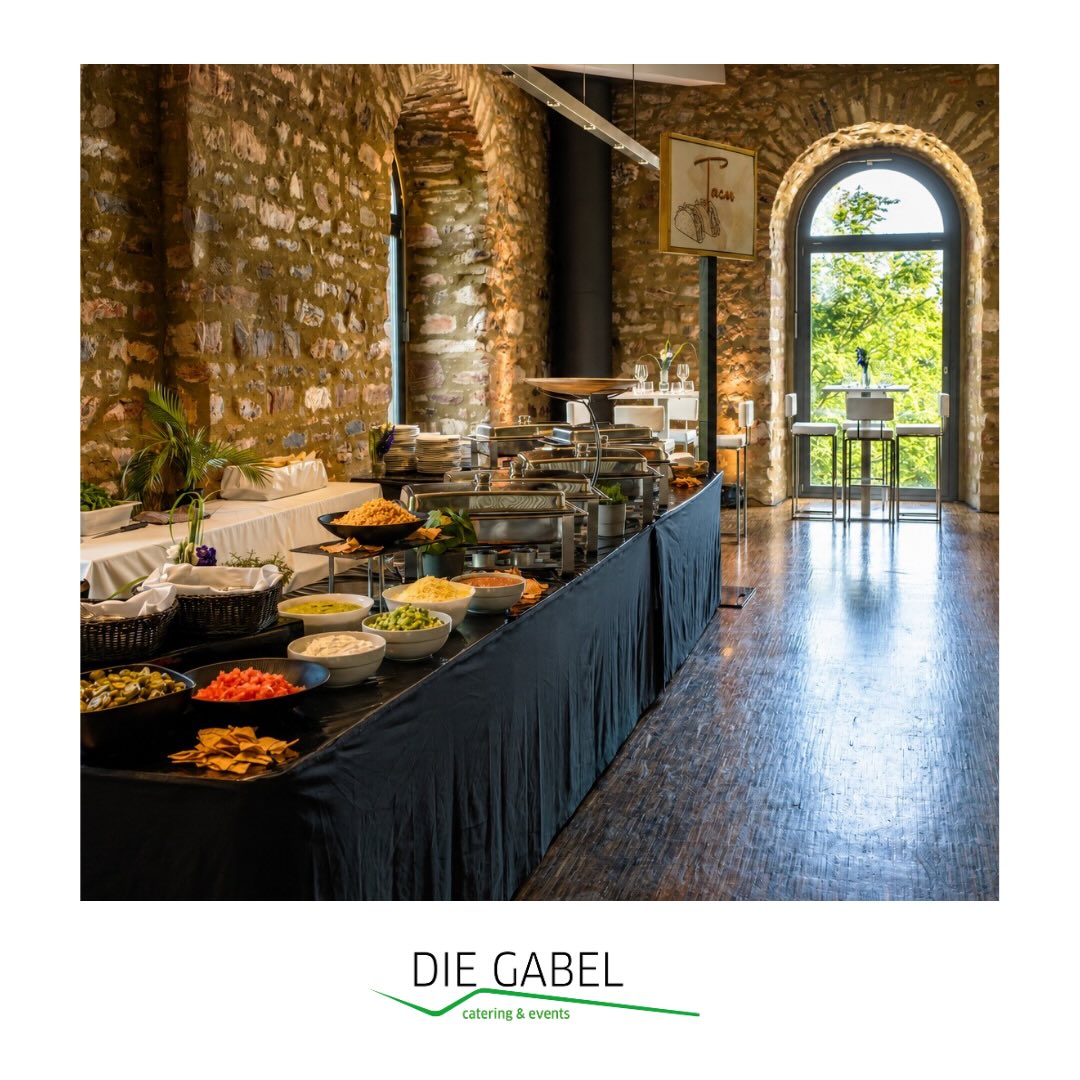 ✨Im einzigartigen Ambiente des @jagdschlossplatte.wiesbaden durften wir vergangene Woche die Gesellschafterversammlung der EUROBAUSTOFF Handelsgesellschaft mbH & Co. KG mit rund 500 Gästen kulinarisch begleiten.
An insgesamt sechs Live-Cooking-Stationen war für jeden Geschmack etwas dabei: von mexikanischen Tacos über Thunfisch-Bowls bis hin zu knuspriger, frisch belegter Pinsa. Gemeinsam mit dem stilvollen Mobiliar unseres Partners WISAG Event Service, erfrischenden Getränken und bestem Sommerwetter entstand ein unvergesslicher Abend in besonderer Atmosphäre.
Vielen Dank für das Vertrauen – wir freuen uns schon auf das nächste Event!
Fotos © Stefan Ehlers
#diegabel_cateringevents #cateringrheinmain #summerevents #jagdschlossplattewiesbaden eurobaustof