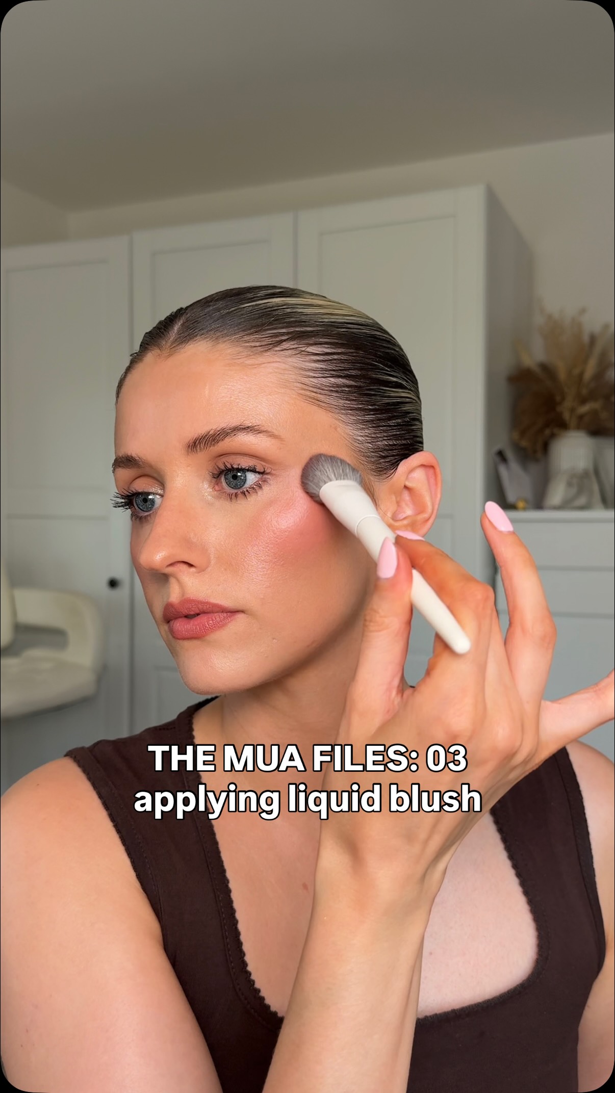 📁 case 03: apply liquid blush like a pro (I know this is liquid I accidentally said cream at the start, but this tip can apply for both!)
We’ve all been there when applying these blushes directly to our face, you can go from no blush to accidentally looking like you’re in an 80s music video in seconds (I mean hey you might like this, but I like it softer). So this is my tip for applying it a bit more naturally!
Save for the next time you do your makeup 🩷 and follow for more pro makeup artist tips and tricks ✨
@morphebrushes_uk
@rarebeauty
#muafiles #themuafiles #makeupartist
Makeup artist hacks
How to apply blush
Blush placement
Rare beauty soft pinch liquid blush hope
Morphe brushes
Ugc beauty creator
