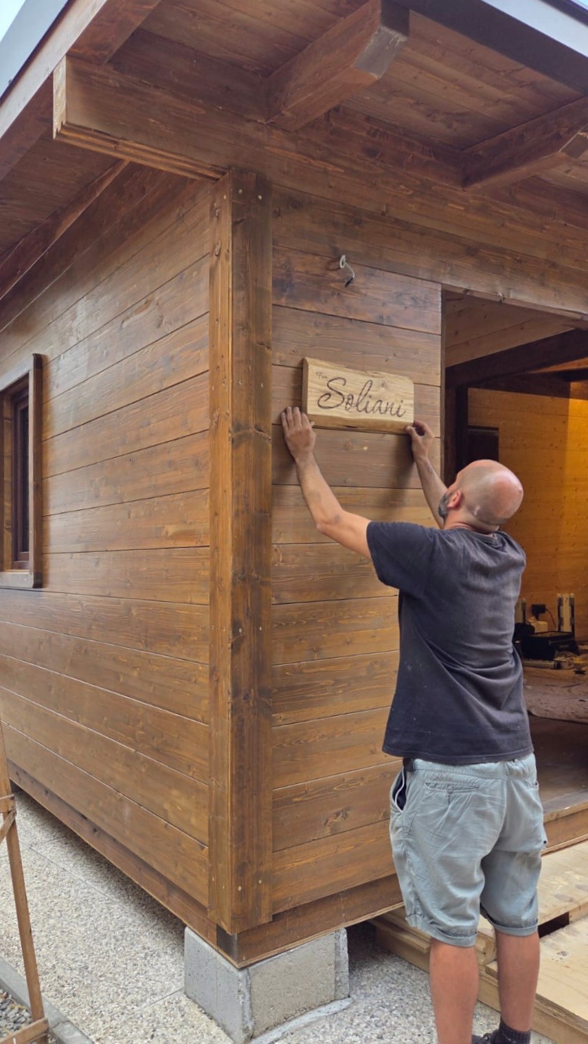 <Bungalow>
•
Ecco il bungalow in legno che abbiamo progettato e realizzato per la famiglia Soliani al campeggio di Cervarezza!
•
Ogni dettaglio è pensato per offrire comfort, qualità e sostenibilità, valorizzando la bellezza del costruire in legno e della sostenibilità.
•
Ti piace?