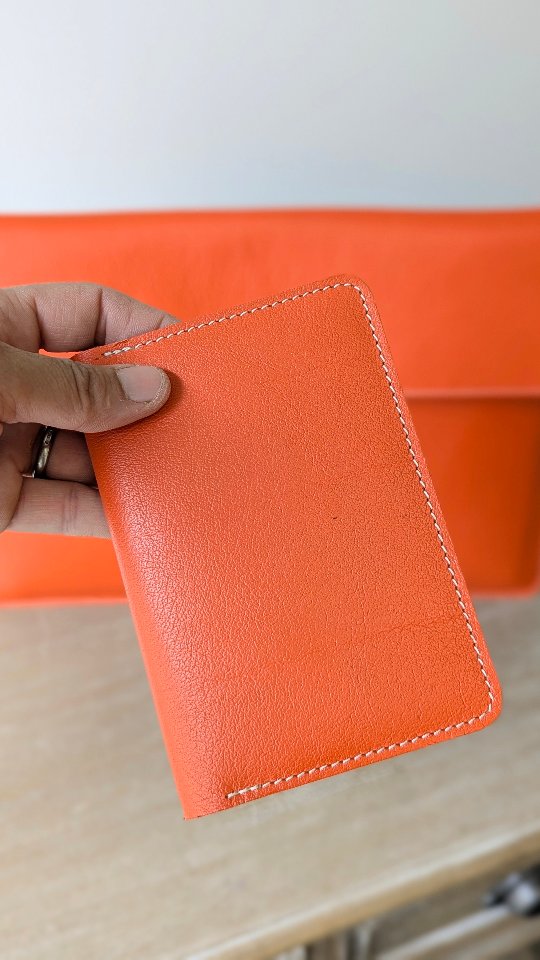 🪡 Une commande sur mesure pensée dans les moindres détails.
Pour cet ensemble composé d'une pochette pour ordinateur et d'un étui à passeport, mon client a choisi un magnifique cuir orange, à la fois lumineux et raffiné. Son souhait : un design sobre, intemporel et élégant.
Pour sublimer ce cuir, je lui ai conseillé un fil beige qui met en valeur la couture traditionnelle au point sellier, réalisée entièrement à la main. Un contraste discret qui apporte toute la finesse de la finition.
Le résultat ? Deux pièces uniques, élégantes et conçues pour accompagner leur propriétaire pendant de nombreuses années.
❔ Qu'en pensez-vous ❔
Marion
#maroquinerieartisanale #créationsurmesure #madeinfrance #cuir #pochetteordinateur