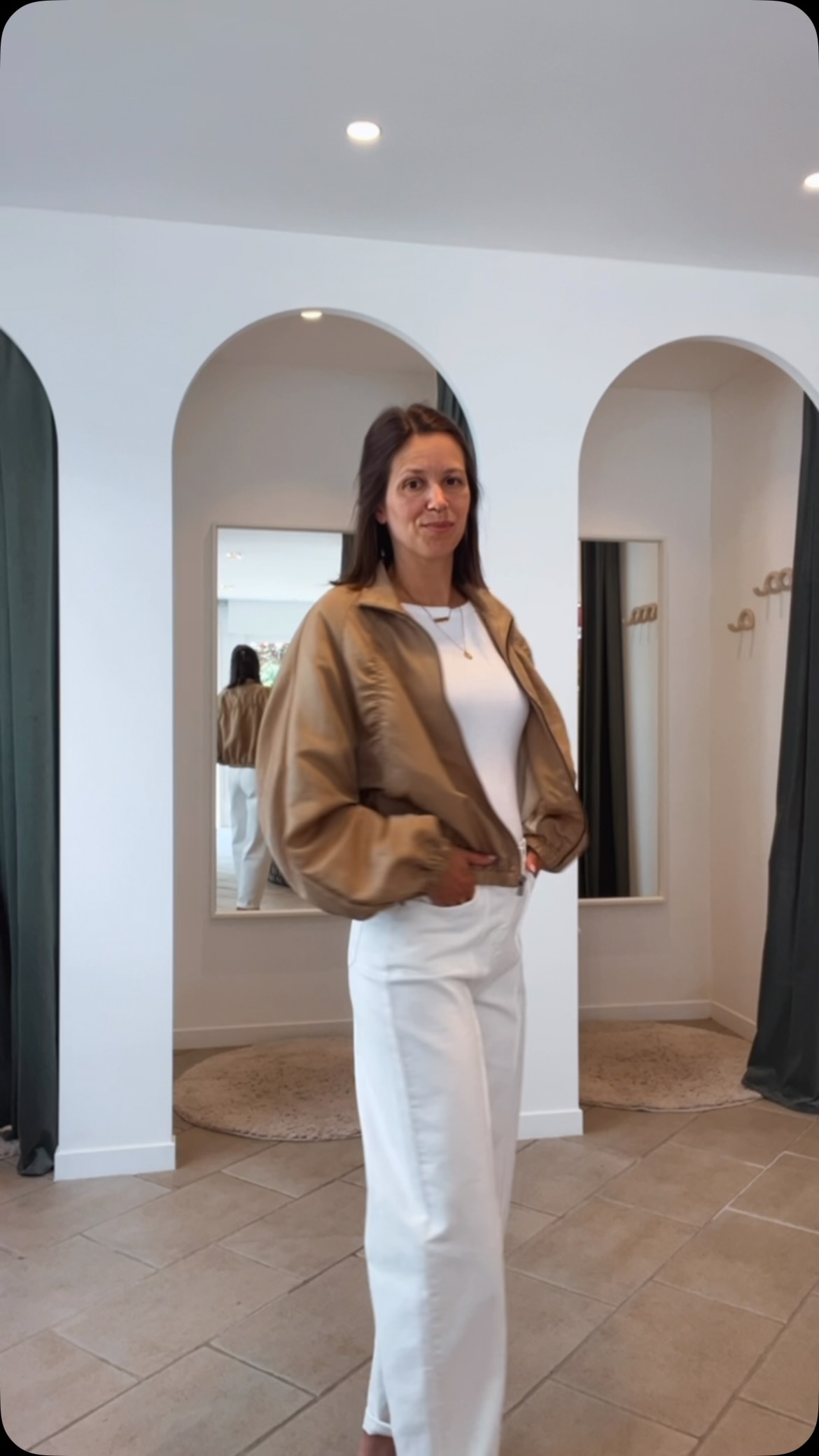 🤍 Witte outfits blijven mijn absolute favoriet!
Tijdloos, stijlvol en perfect voor élke gelegenheid. Draag deze look naar kantoor, tijdens een gezellige uitstap of een terrasje in de zon.
Ik werk de outfit af met goudkleurige juwelen die prachtig matchen met het bruin-goudkleurige jasje. Die combinatie zorgt voor een elegante en klassevolle uitstraling.
✨ En nog leuker nieuws: het jasje zit momenteel in onze sale! Waar wacht je nog op? Kom snel jouw favorieten shoppen.
#shopping #ootd #vanillafashion #fashionstyle