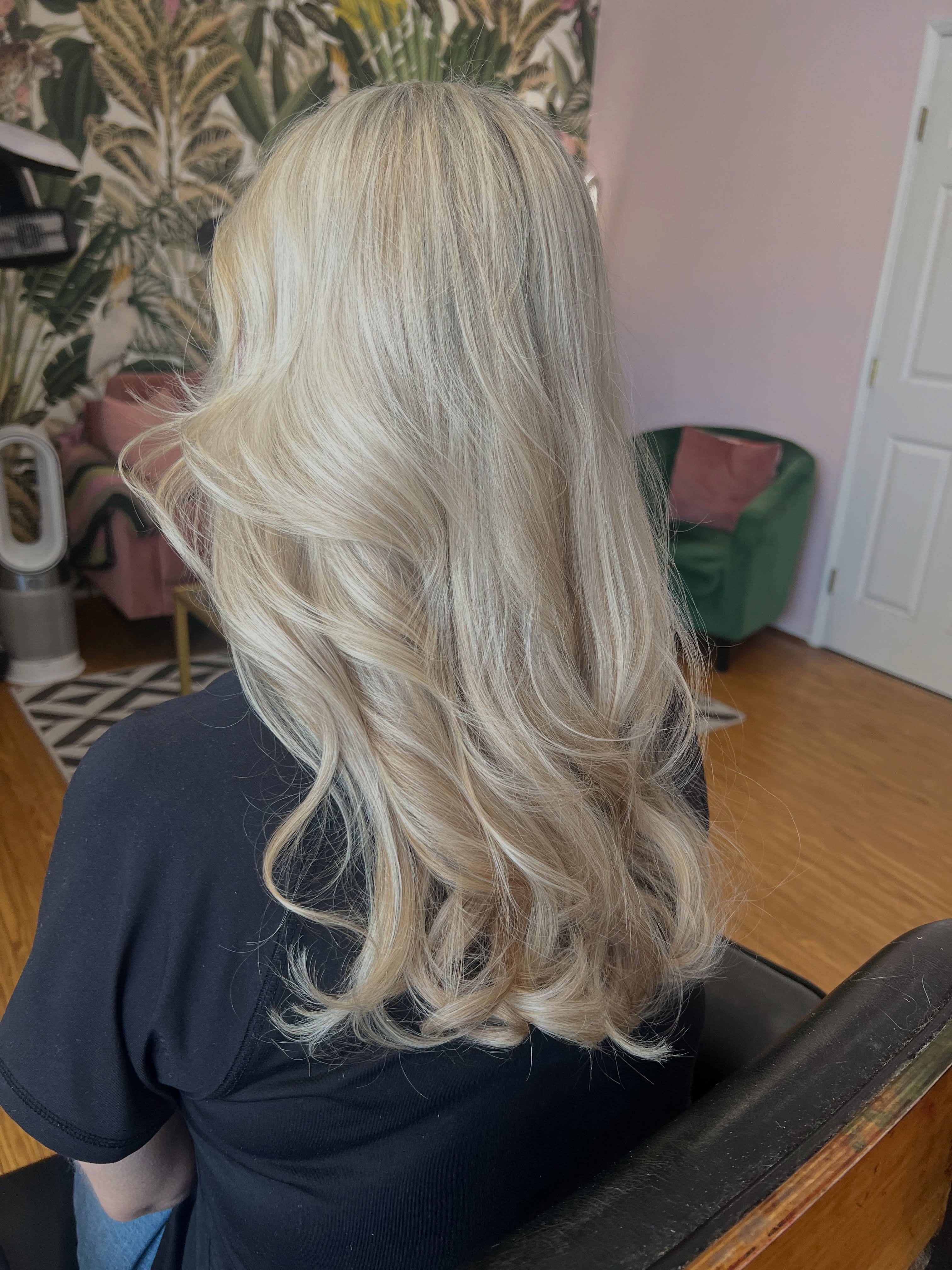 Blending grey with blonde
.
I’ve been blending her hair for years, slightly adjusting the tones as her natural color shifts from time to time.
.
Her maintenance for this color is every 12-14 weeks. Not bad, right?