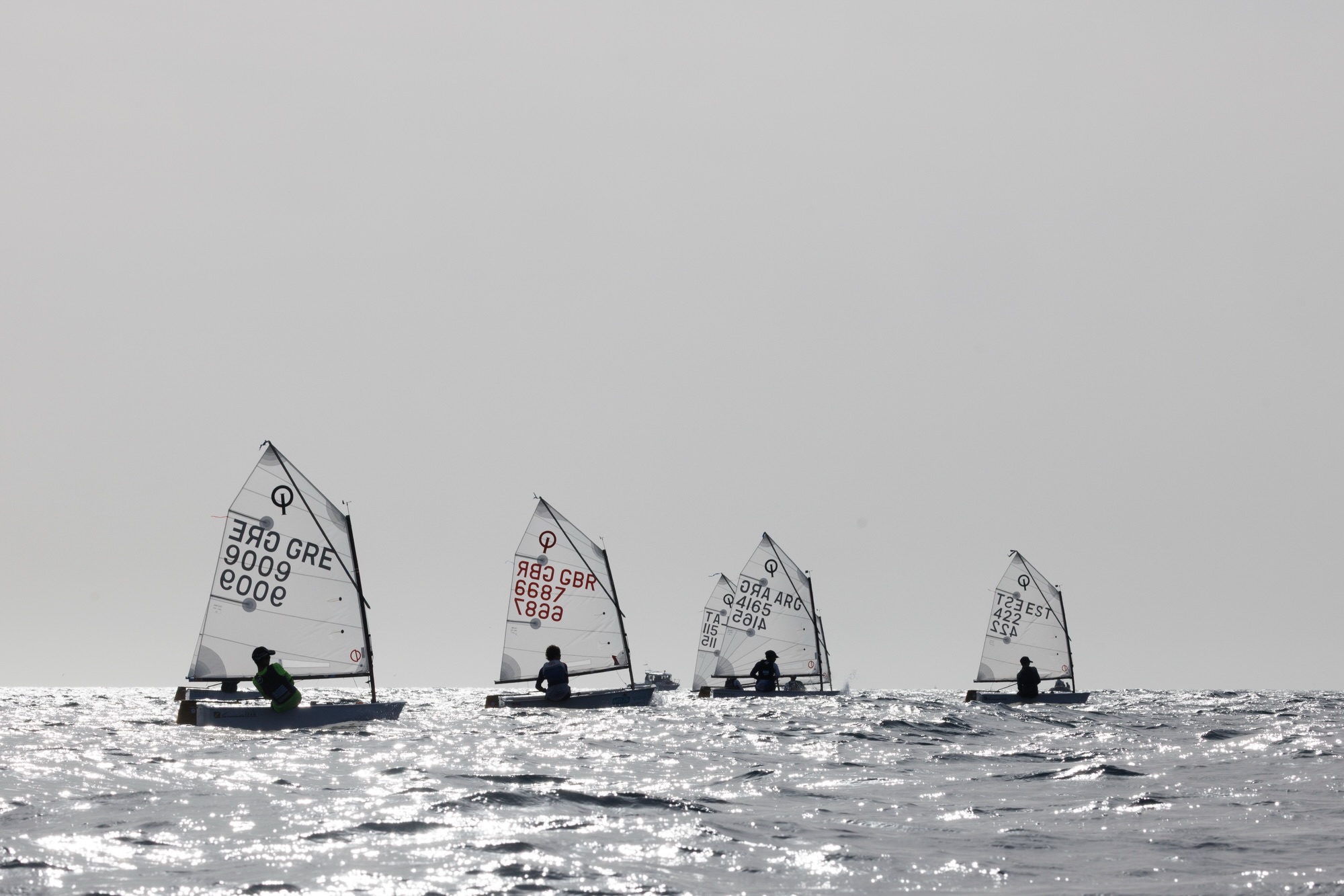 ⛵🇪🇪 Ajalooline saavutus Eesti purjetamises!
Eesti noorpurjetajad Tormi Villiam Kütt ja Elari Teras lõpetasid Marokos peetud Optimisti maailmameistrivõistlused maailma parima veerandi seas, jõudes mõlemad ajaloolise saavutusena kuldfliiti.
284 purjetaja konkurentsis saavutas Tormi 67. ja Elari 68. koha. Lisaks jagavad noored ja nende treenerid kodulehe loos muljeid maailma kõige tähtsamalt noorte purjetamisvõistluselt.
👉 Loe pikemalt meie kodulehelt www.puri.ee