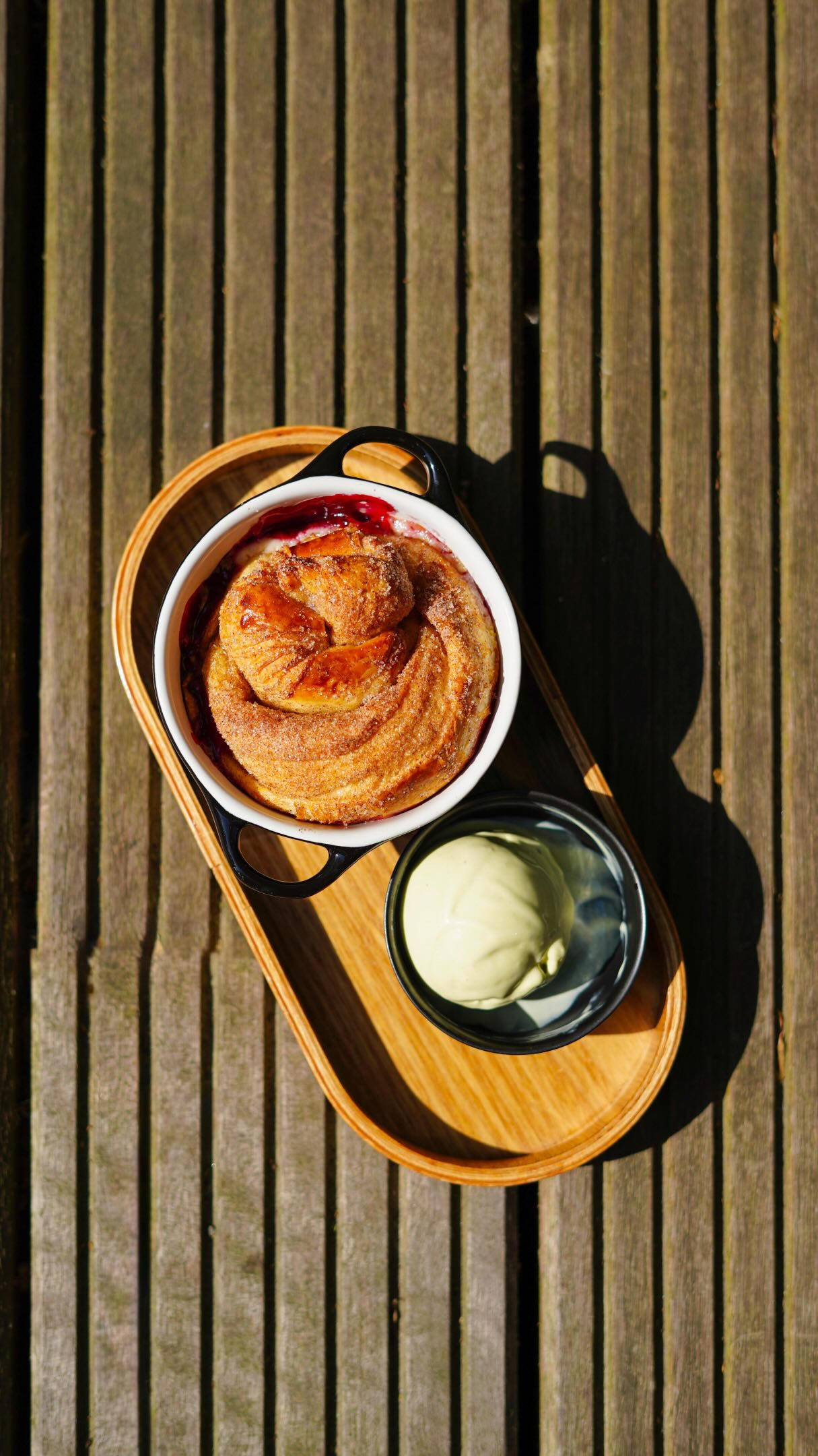 neo|BISTRO
Die Testphase für unser Sommerbistro hat begonnen und @missbaumchefin legt lecker los! 🔥🌿
Frisch gebackener ZimtplunderPie im Franzbrötchen-Style, auf Vanillecrème und Kirschkompott gebacken. 🤤
Dazu dachte @chefscheffler an ein Feigenblatteis. ✨
Absolut lecker – was haltet ihr von dieser süßen Idee? 😍
#neobiotaköln #summervibes #cologne #bistro #neo