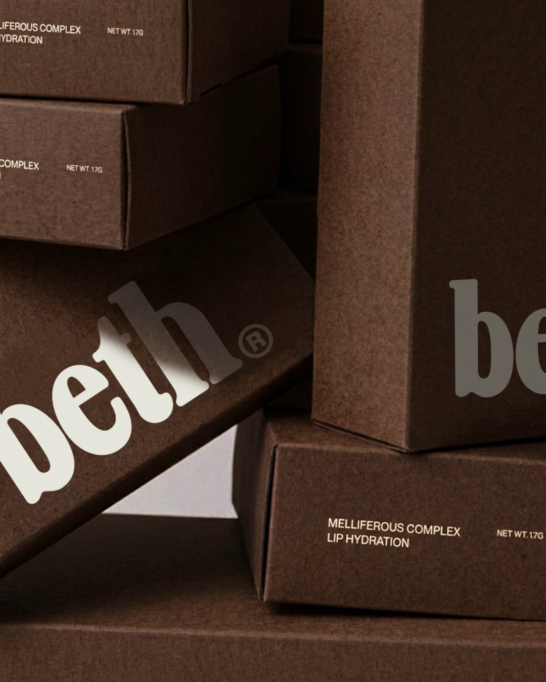 Packaging Design for Beth.
Packaging is where the brand comes alive through boxes, influencer packages and product imagery and how the brown paper stock interacts with the logo typography, across different brand touchpoints.
Swipe through for a closer look at the details, and as always, I’d love to know what you think!
.
.
.
#brandidentity #graphicdesigner #lifestylebrand #brandrollout #editorialdesign #artdirection #visualidentity #designerforhire