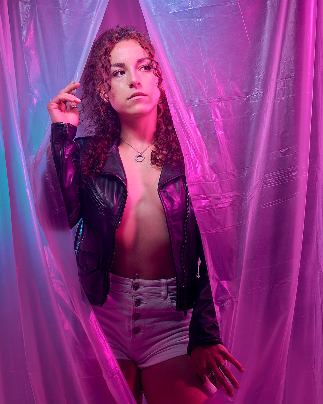 Quand Aurore est venue au studio, elle ne cherchait pas seulement à faire des photos. Elle avait envie de vivre une expérience, de sortir de son quotidien et de se voir autrement, le temps d’une séance.
Nous avons imaginé ensemble un univers de couleurs, de lumières et d’ambiances. Au début, il y a toujours un peu d’appréhension. On ne sait pas trop quoi faire de ses mains, on se demande si on est photogénique, si on va réussir à poser. Puis, petit à petit, on oublie l’appareil photo. On se laisse porter. On joue. On ose.
C’est précisément ce moment-là que j’aime capturer.
Ces images d’Aurore ne racontent pas seulement une esthétique ou un style photographique. Elles racontent surtout ce que l’on ressent quand on s’autorise, pendant quelques heures, à devenir le personnage principal de sa propre histoire.
Vous n’avez pas besoin d’être mannequin pour vivre ce genre de séance. Vous avez simplement besoin d’avoir envie de vous offrir un moment pour vous, de sortir de votre zone de confort et de découvrir un regard sur vous-même que vous ne connaissez peut-être pas encore.
Merci Aurore pour ta confiance et pour cette parenthèse hors du temps.
—————————————————
✍️ Informations et réservations :
🌐 www.lestudio88.fr
☎️ 06.87.00.86.56
📍 Langlade - Gard
——————————————————
#Studio88 #PhotographeNimes #PortraitCreatif #PortraitFemme #SeancePhoto
