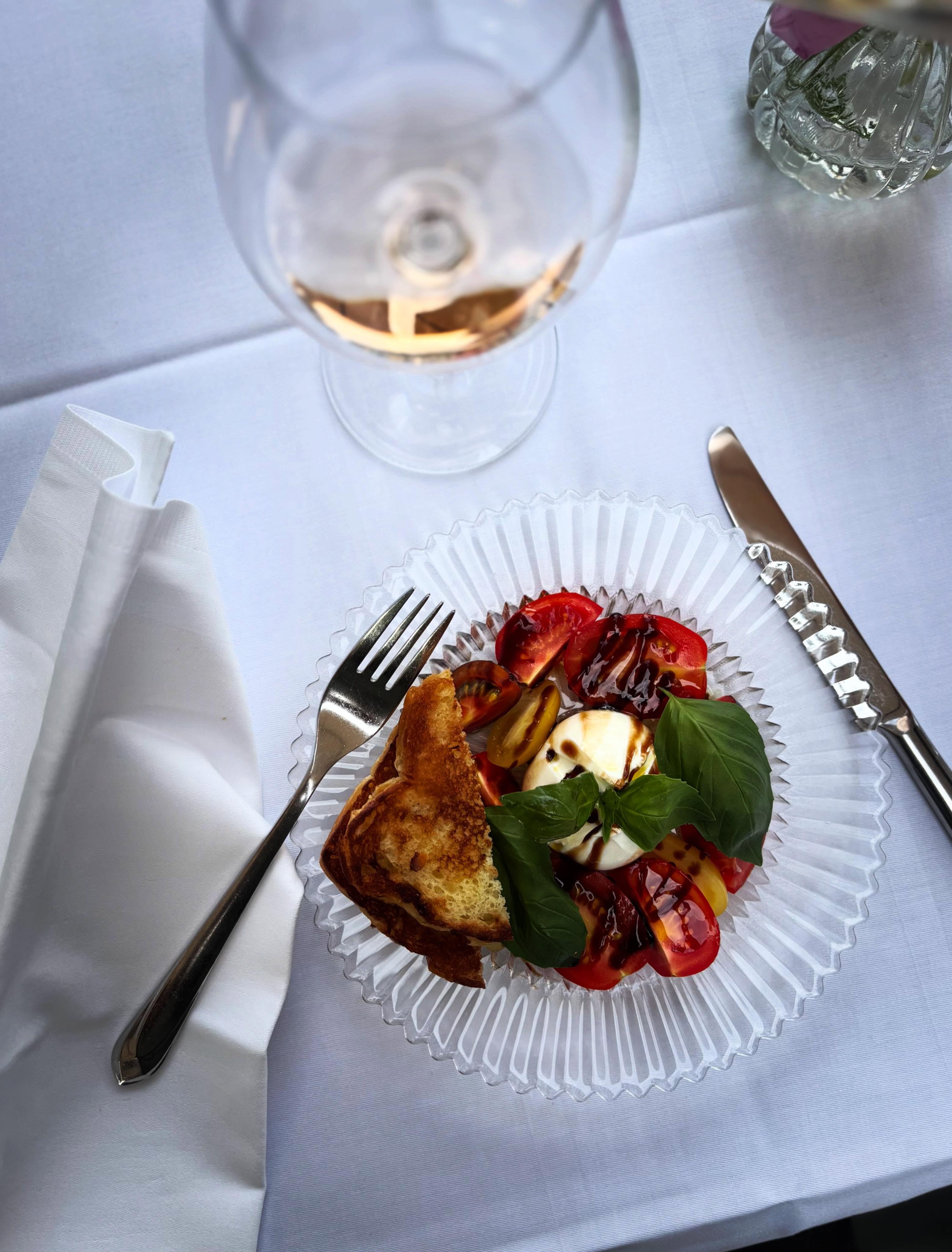 Nu är det sommar i köket på Sigtuna Stadshotell! Tomaterna från Viken i Skåne är fantastiska, njut dem med burrata och grillad brioche - en av nyheterna på vår sommarmeny. Varmt välkommen till Sigtuna Stadshotell! ❤️