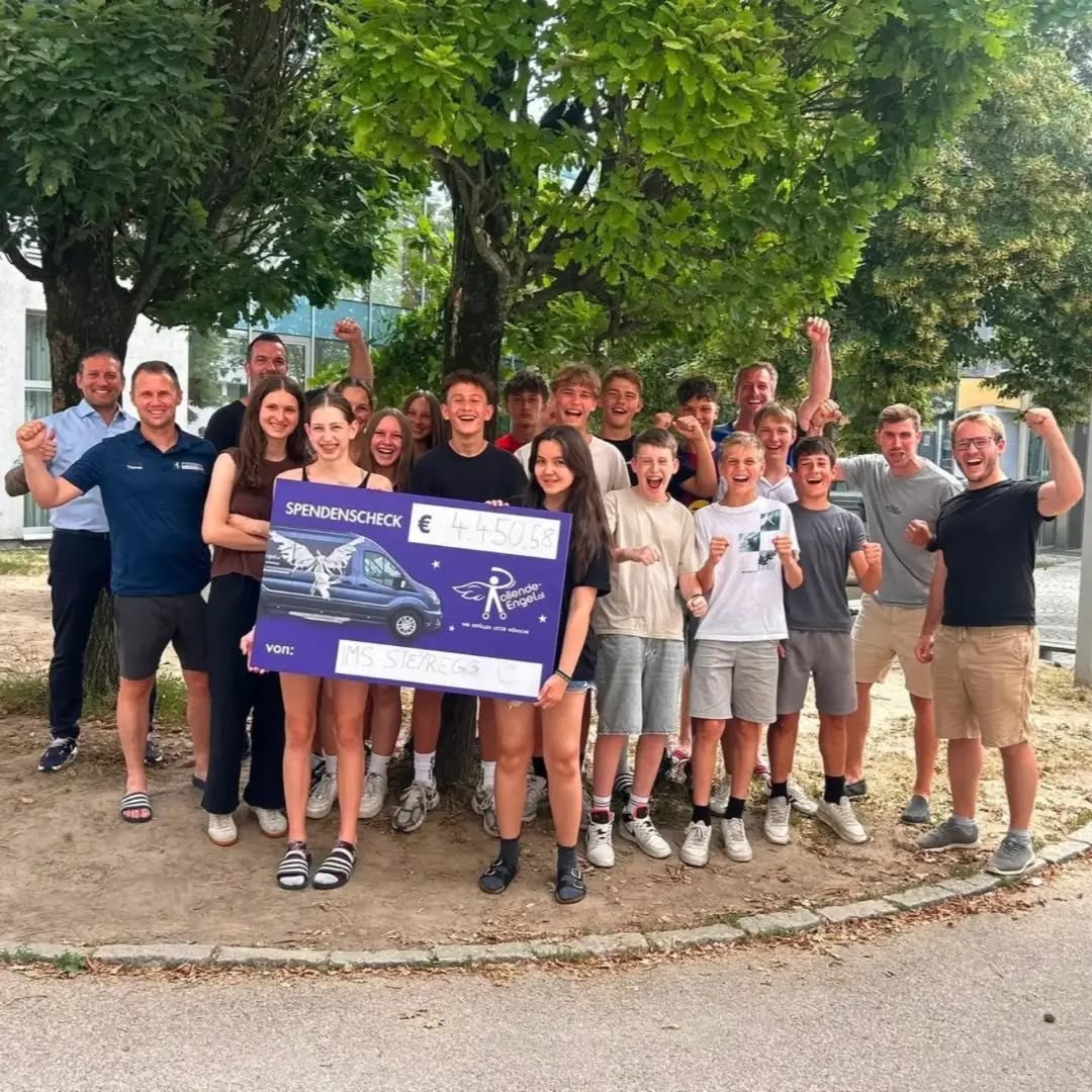 @ims_steyregg Wenn aus einer Idee echte Hoffnung wird...
Wie kann man ohne eigenes Startkapital ein soziales Projekt umsetzen? Dieser Herausforderung stellte sich eine engagierte Gruppe von Schüler:innen der IMS Steyregg im Rahmen des FreiDay-Projekts.
Die Idee: Jausenverkäufe an der Schule, ein Benefiz-Fußballturnier und der Verkkauf von Snacks und Getränken – mit einem klaren Ziel: schwerkranken Menschen zu helfen.
Wochenlang wurde geplant, gerechnet, gebacken, geworben und organisiert. Dank der Unterstützung des Autohauses Wipplinger und von Billa Steyregg konnten die Lebensmittelkosten gedeckt werden. Es entstand eine richtige Start-up-Atmosphäre.
Dann der Schock: Der Erlös des ersten Jausenverkaufs – rund 350 € – wurde bei einem Einbruch in die Schule gestohlen.
Doch die Geschichte nahm eine unerwartet positive Wendung. Vereine, Unternehmen und viele Menschen aus der Region unterstützten die Schüler:innen mit Spenden. Das gestohlene Geld konnte nicht nur ersetzt, sondern sogar vervielfacht werden.
Am Ende wurden durch die Jausenverkäufe und das Benefiz-Fußballturnier 1.255,58 € Gewinn erzielt. Dank der zusätzlichen Unterstützung der Fußballschule Oberösterreich und der Firma ServPower wuchs die Spendensumme auf beeindruckende 4.450,58 €.
Der Verein „Rollende Engel“ erhielt die Spende und teilte uns mit, dass mit diesem Betrag etwa drei letzte Wünsche schwerkranker Menschen erfüllt werden können.
Auf diese Leistung dürfen unsere Schüler:innen unglaublich stolz sein. Ein herzliches Dankeschön an alle Unterstützer:innen, Sponsor:innen und Helfer:innen – gemeinsam konnten wir Hoffnung schenken! ❤️
#IMSSteyregg #FreiDay #SozialeNachhaltigkeit #RollendeEngel #Benefiz GemeinsamStark