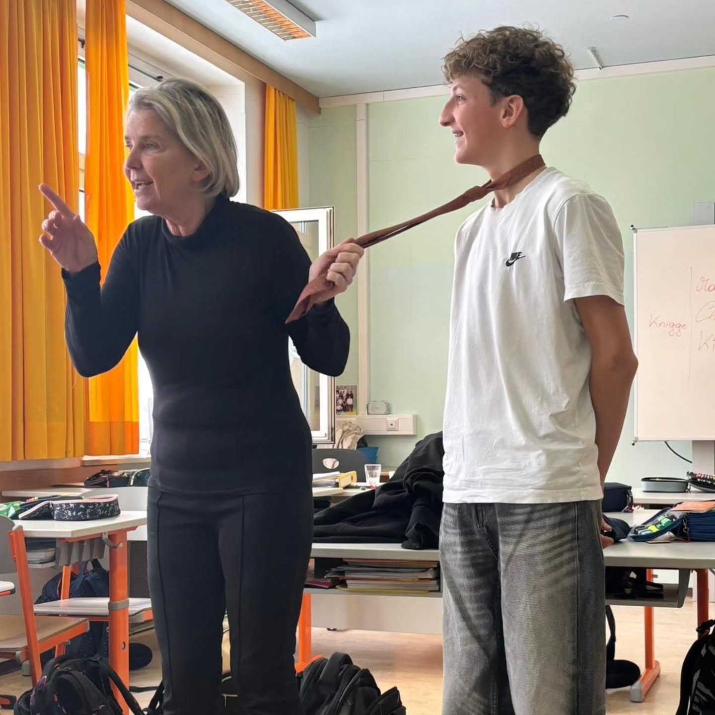 Stil & Etikette Workshop der 4. Klassen
Gutes Benehmen, der passende Dresscode und ein souveränes Auftreten beim Vorstellungsgespräch: Unsere 4. Klassen haben diese Woche wieder erfolgreich an einem Stil- & Etikette-Workshop der Volkswirtschaftlichen Gesellschaft Oberösterreich teilgenommen.
Vielen Dank an Frau Christina Kimeswenger für die Gestaltung des Workshops!