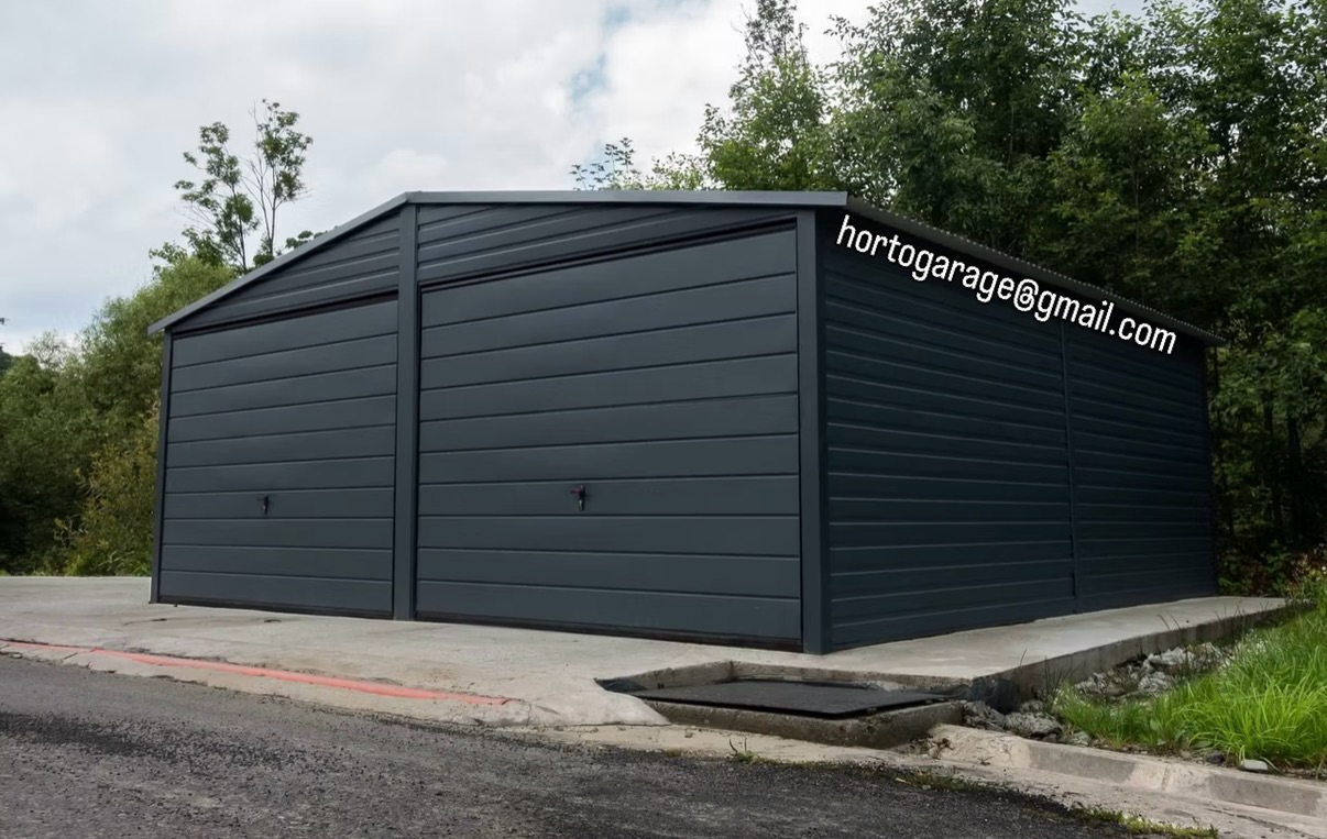 Wir stellen unsere Garage vor
📏Abmessungen
* Breite: 7 m
* Länge: 6 m
* Höhe am First: 3 m
Farbe
* Anthrazit
🚪🔩Konstruktion
* Solide Stahlkonstruktion.
* Wände aus horizontal profiliertem Blech.
* Satteldach, das für einen effektiven Abfluss von Wasser und Schnee sorgt.
* Zwei separate Einfahrtstore ermöglichen den Zugang.
✅Vorteile
✔ Modernes Erscheinungsbild.
✔ Langlebige und widerstandsfähige Konstruktion.
✔ Großer Nutzraum.
🚗🧰🎿Verwendungszweck
* Garage für zwei Autos.
* Werkstatt oder Lagerraum.
* Aufbewahrungsort für Geräte und Werkzeuge.
💻📲👨💻 eine ähnliche Garage oder andere Details wünschen, mailen Sie hortogarage@gmail.com, gehen Sie auf den Link in der Bio oder rufen Sie an
📞 +49 177 4242452
📞 +49 152 246 74 361