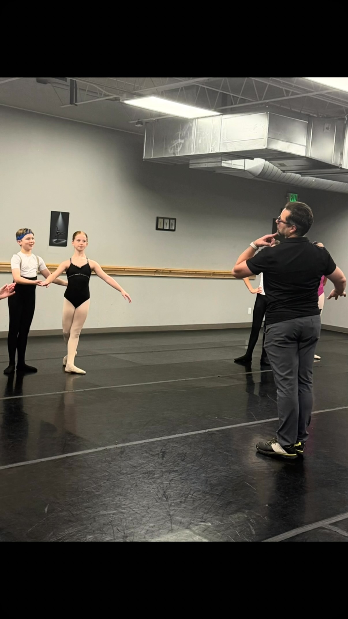 A peek into a beginner Pas de Deux class with Simon Ball! Thank you for sharing your knowledge with our dancers - our Marigold students had the best time learning from you!
#littletonballetacademy #beginnerpasdedeux #guestfaculty #partnering #lbasummerintensive