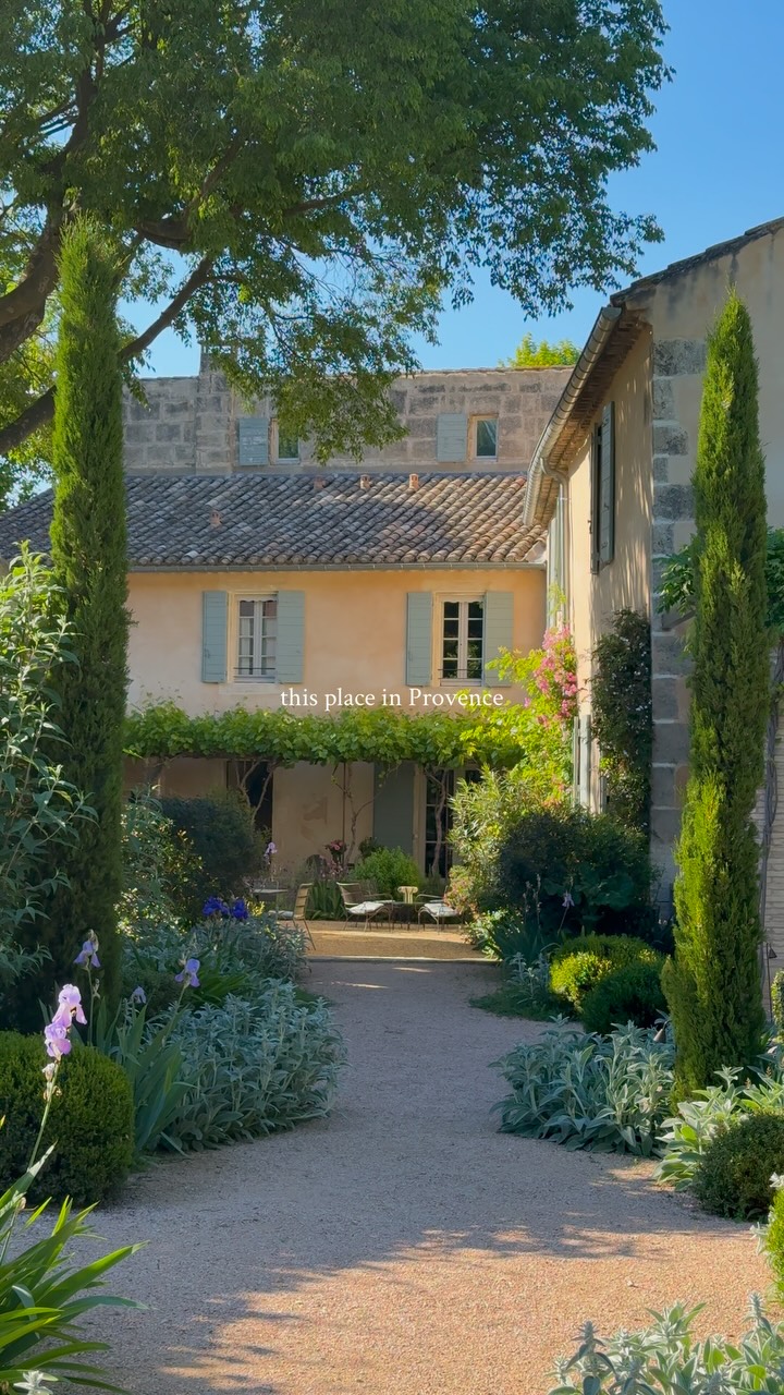 the most beautiful villa in Provence 🌷 @aevasionn
just 5 minutes from Saint-Rémy-de-Provence 🍃
.
.
provence | alpilles | france | st remy | provenza | french life | summer | le sud | la vie en rose | travel tips | travel guide | slow
#provencefrance #igfrance #alpilles #lesud #frenchlife