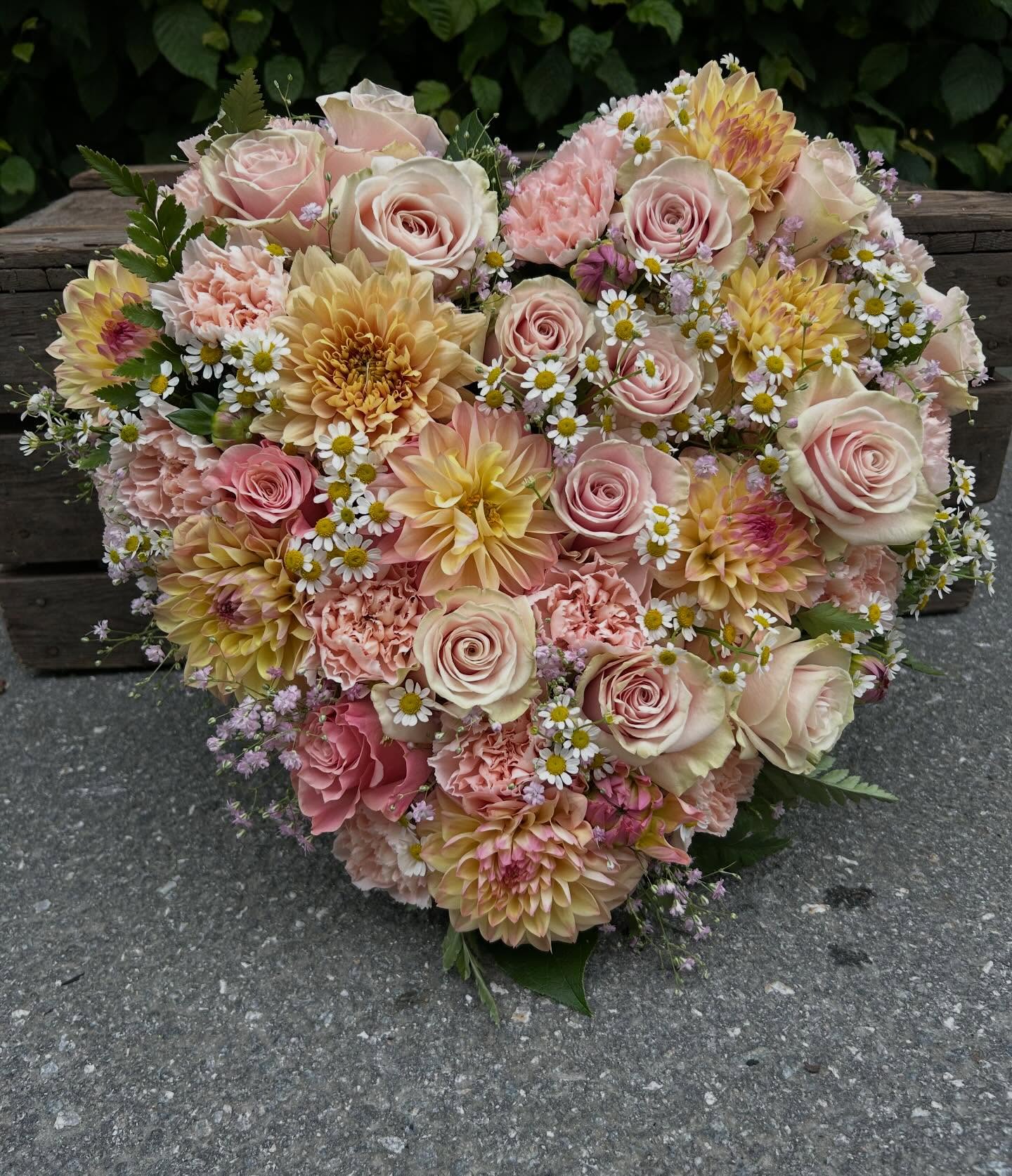 Vill tacka för en så härlig vår tillsammans med er!!
Så många fina och roliga uppdrag vi fått och vi är så tacksamma för förtroendet att få hjälpa er vid livets alla skeden 🌸💗
Butiken har nu sommarstängt och öppnar igen onsdag 12/8, vecka 33 ☀️
Önskar er en fantastisk sommar!
🌸☀️💛