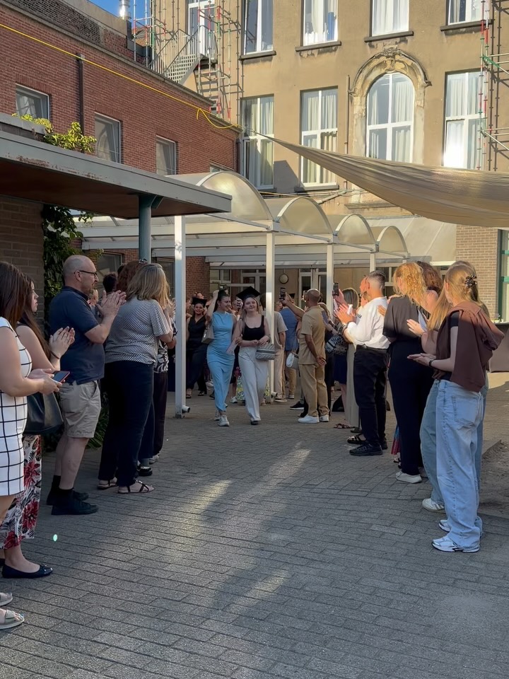 Vandaag vieren we een bijzonder moment. Met trots reiken we de getuigschriften en diplomaβs van OV3 en OV4 uit. Jullie hebben hard gewerkt, gegroeid en heel wat uitdagingen overwonnen. Nu nemen we afscheid van een mooie periode en kijken we vol vertrouwen naar de toekomst. We zijn ontzettend fier op ieder van jullie. Veel succes met alle nieuwe kansen en avonturen die op jullie wachten! ππ₯ππ€©