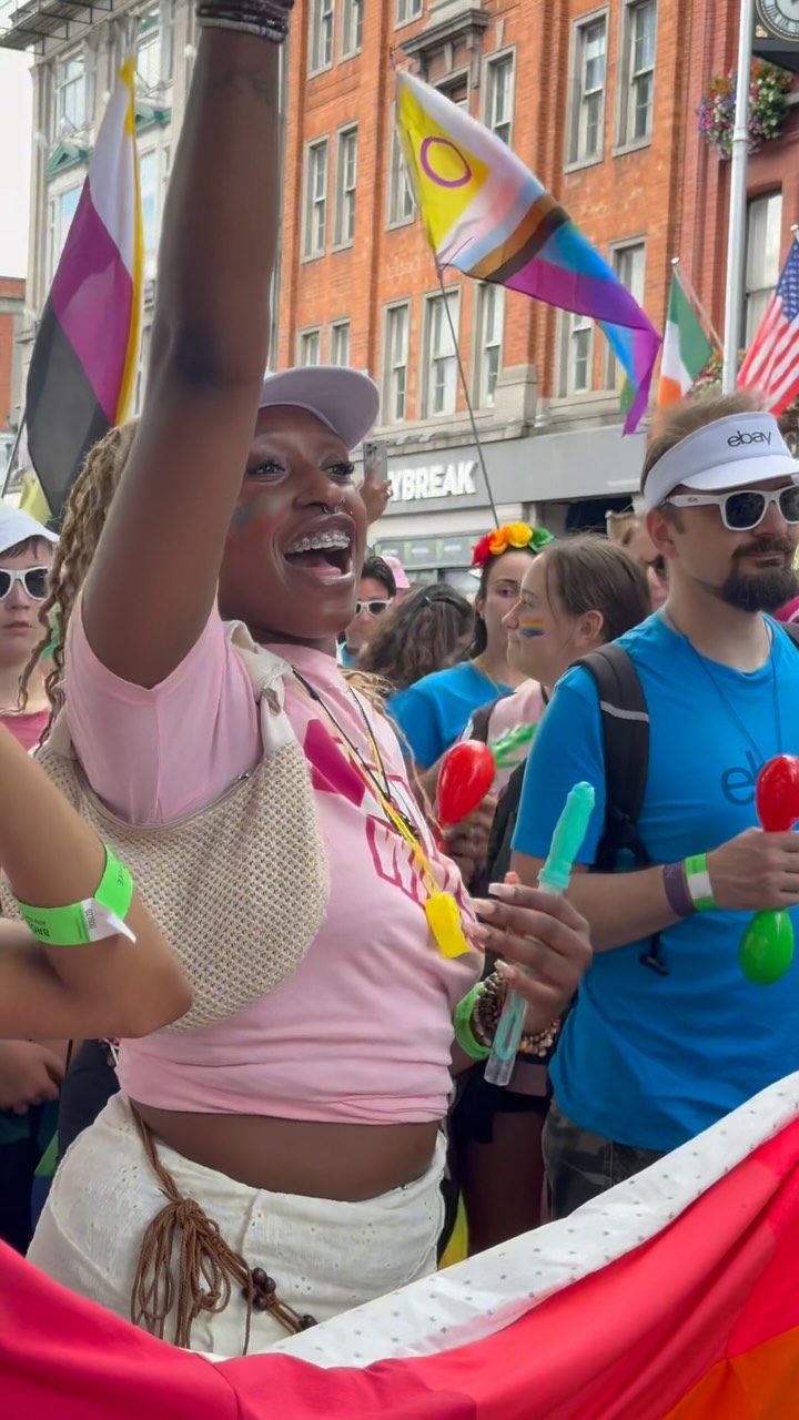 Beannachtaí na Féile Bróid, BAC 💙🏳️🌈
A city at its finest - united in community, colour and celebration
@dublinpride once more filling the streets with love and solidarity 🥰
Have the best pride night a chairde ✨
#templebar #dublin #wearetemplebar #dublinpride #pride