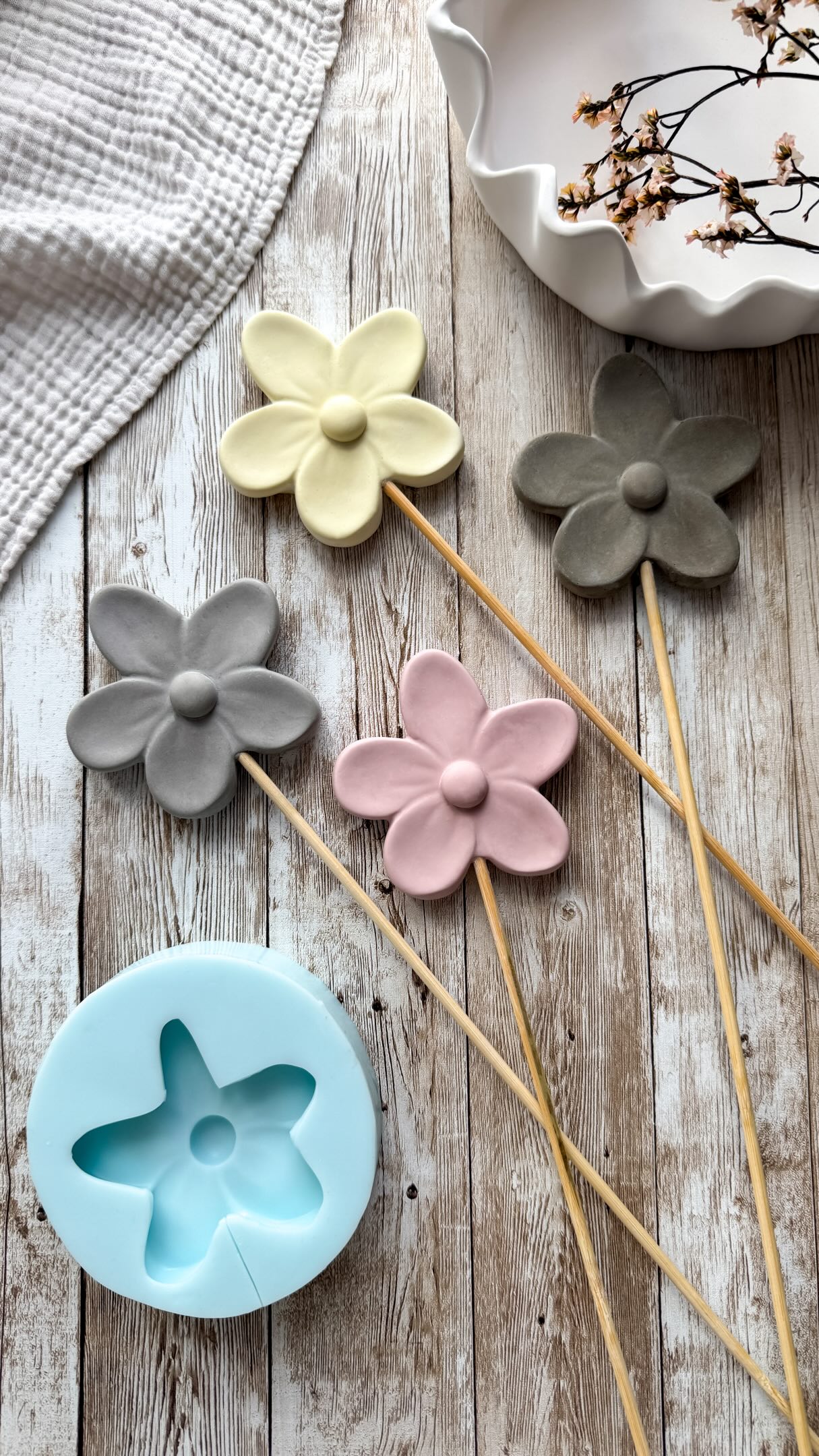 Werbung | Outdoor Blumenstecker 🌸
Diese süßen Anemonen Stecker begleiten mich bereits schon das zweite Jahr. Über den Winter hatte ich sie im Beet vergessen, aber sie sehen immer noch schön aus 🙈🫶
Perfekt auch zum verschenken 💐
Für draußen würde ich euch immer ein Gießpulver empfehlen, dass outdoortauglich ist.
Silikonform von @allesfuerselbermacher
💌 Kommentiert mit „Garten“ und ich schicke euch alles.
