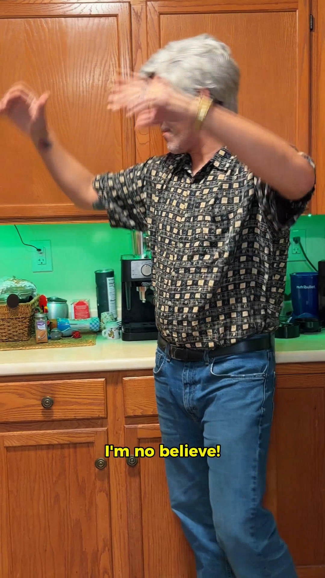 Portuguese dad reacting to you crashing the car:
🚪 cabinet slam
🚪🚪 cabinet slam
🚪🚪🚪 another cabinet slam
At this point, you're not sure what's more damaged: the car or the kitchen. 😭🇵🇹
