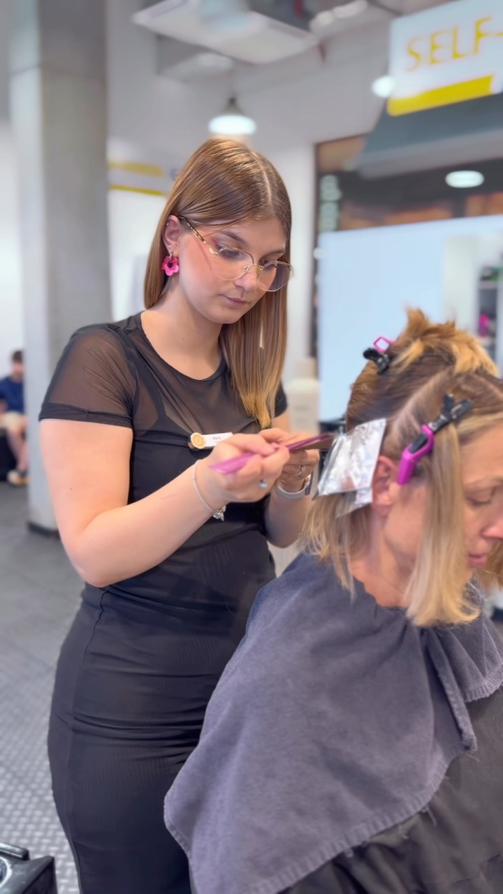 ☀️ Les beaux jours arrivent… et les envies de changement aussi ! ✨
Le look parfait pour cet été, c’est ici 💇♀️🤍
Fraîcheur, style et confiance… tout commence par vos cheveux.
📲Prenez rendez-vous dans le salon de votre choix.
#luxembourg #hairdresser #coiffure #balayage