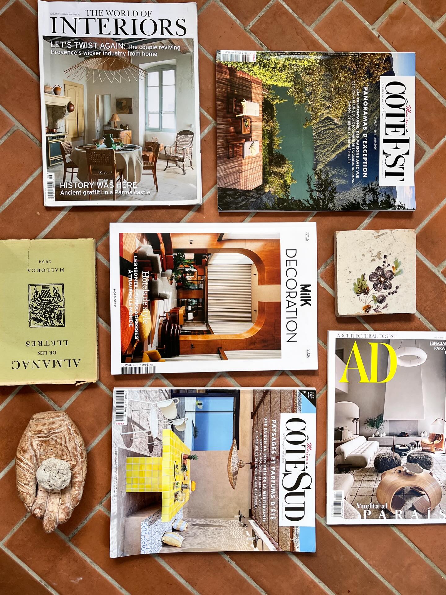 Noget af det bedste jeg ved på min rejse? 🍋🌴🪸Magasinerne.📔
Jeg kommer næsten aldrig hjem fra en ferie uden et par lokale interiør- og livsstilsmagasiner i kufferten.
De er fyldt med smukke boliger🏛️hoteller arkitektur og idéer, som man sjældent finder online – og de bliver ved med at inspirere længe efter ferien er slut.🧡 og samtidig pynter på reolen 👌🏼
Mine favoritter er ofte The World of Interiors, Milk Decoration, Côté Ouest, Côté Sud, AD og Côté Est – men jeg holder altid øje med lokale udgivelser, jeg ikke kender i forvejen.💙
Mit ferietip: Kig forbi en boghandel eller en aviskiosk, før du tager hjem. Et magasin fylder ikke meget i kufferten, men kan give inspiration i månedsvis.🪭🪞🪑
Hvilket magasin køber du altid på ferie? 🌿📚
#interiorinspiration #interiordesign #designmagazines #theworldofinteriors #milkdecoration admagazine