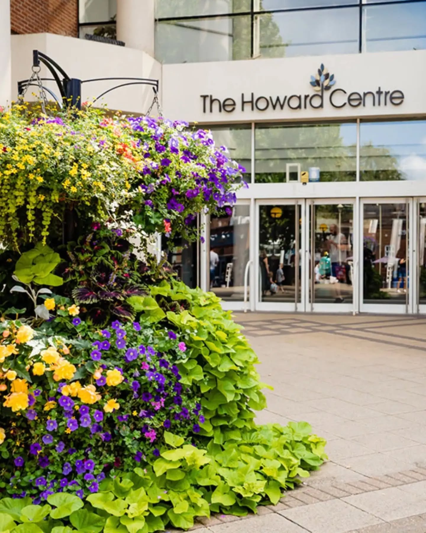 There's plenty of positive news for Welwyn Garden City town centre, with the team at The @howardcentre working hard to attract some exciting new names and investment in the future of the shopping centre.
Here's what's coming soon:
๐ @nandosuk will be opening on the ground floor, complete with outdoor seating overlooking Howardsgate.
๐ @kensington_avenue.mailbox , a luxury menswear retailer, will be opening in the main atrium.
๐๏ธ @sostrenegrene will be creating a brand-new store by combining three units in the main atrium, creating a vibrant and welcoming entrance to the shopping centre.
๐ @carterandgeorge will be opening on the first floor of the North Mall.
๐ @theofficialpandora will be relocating to a new store by the main entrance.
๐ @romanoriginals has now moved to its new location on the ground floor of the North Mall.
These moves represent a significant investment in both The Howard Centre and the wider town centre. Once the relocations and new openings are complete, six previously vacant units will have been brought back into use, great news for local shoppers, businesses and the future vitality of Welwyn Garden City.
As a BID, we can't wait to work alongside and support these wonderful new additions to our town centre. We wish each and every one of them the very best of luck
#NewBusiness #NewInvestment #retail #fashion #healthandwellbeing