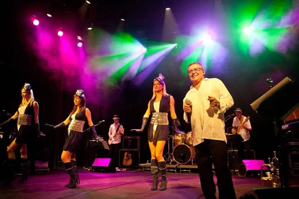 Pour la deuxième journée festive au Jardin des Traces on vous a concocté un bel après-midi musical avec Anton Roman et sa formation !!!
Venez profiter de ce moment festif dans une très bonne ambiance pour clôturer notre weekend 🎤🎶🎸
Entrée libre 14h 18h30
Buvette et restauration proposées par le CAU