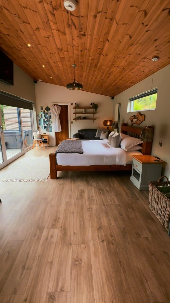 Take a look inside Silverbirch Lodge
•Sleeps 2 adults
•Private outdoor hot tub
•Bathroom with luxury shower
•Secluded location
#lodgeswithhottubs #ukstaycation #midwales #couplesgetaway #countryescape
