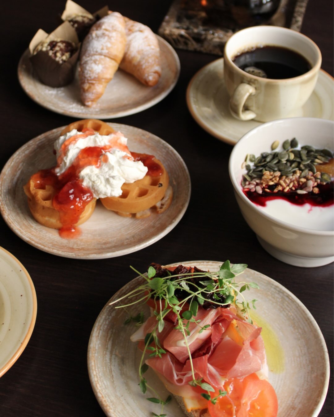 Ladda för dagen med en härlig frukost! 🥞
Vakna upp till doften av nybakat bröd och en riktigt god hotellfrukost. Hos oss väntar en generös frukostbuffé med ekologiska och lokalt producerade råvaror, varma och kalla favoriter, frasiga våfflor, färsk frukt, yoghurt, müsli och mycket mer.
Är du sugen på en hotellfrukost även om du inte bor hos oss? Välkommen på drop in i mån av plats!
Drop in: 179 kr/person
Barn upp till 12 år: 75 kr/person
