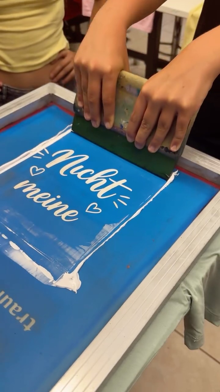 Heute hatte ich richtige Wilde-Hühner Kindheits-Flashbacks mit dieser süßen Kindergeburtstagsrunde von 4 Girls. Die Motive haben sie selbst vorher eingereicht und sich so viele Gedanken gemacht, damit die Shirts sowohl Team-Charakter haben aber gleichzeitig jeden einzelnen widerspiegeln 🥹🥰
Ist das süß? 👀🧡